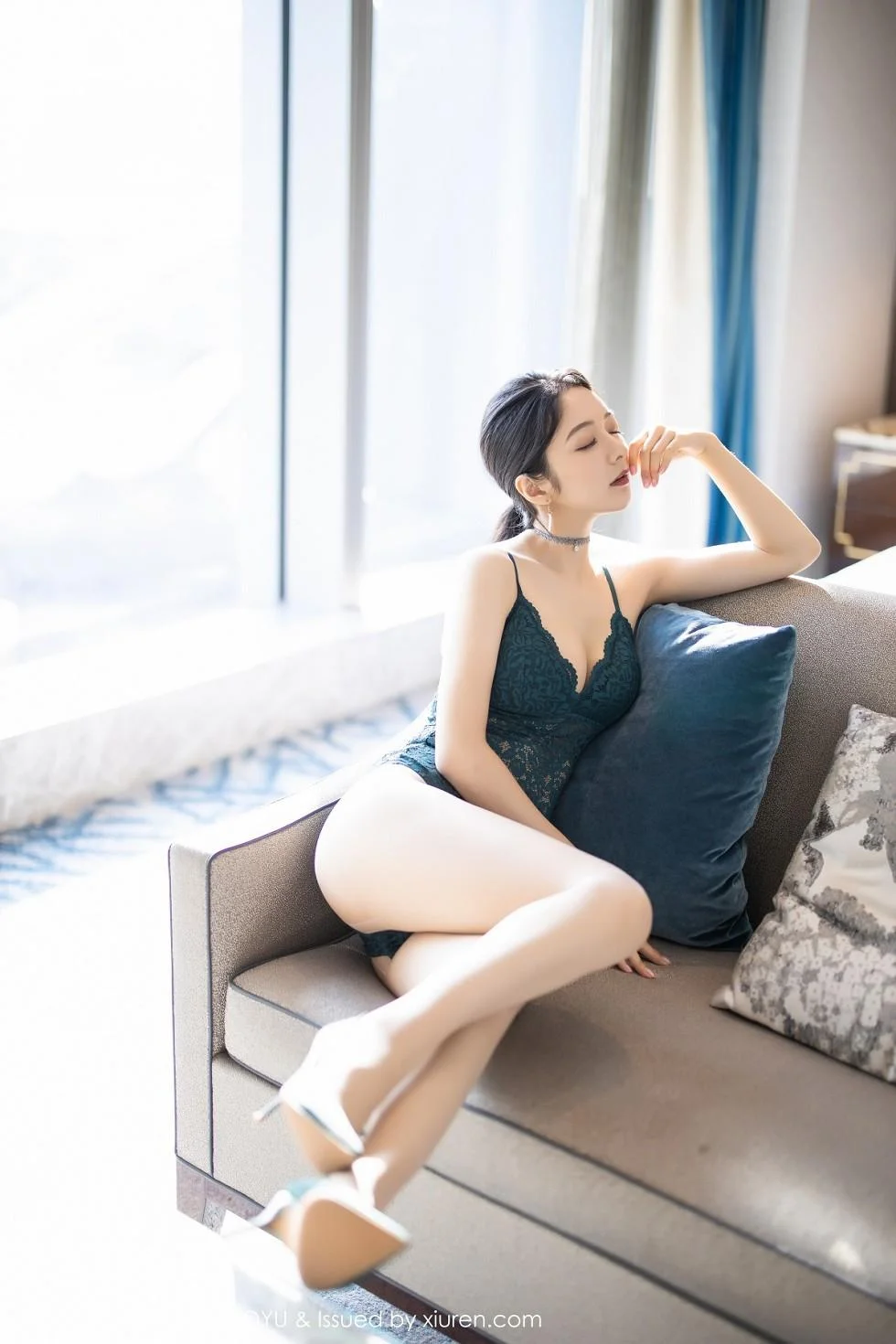 Angela小热巴澳门旅拍私房黑色内衣配吊带黑丝魅惑写真 第 128 张