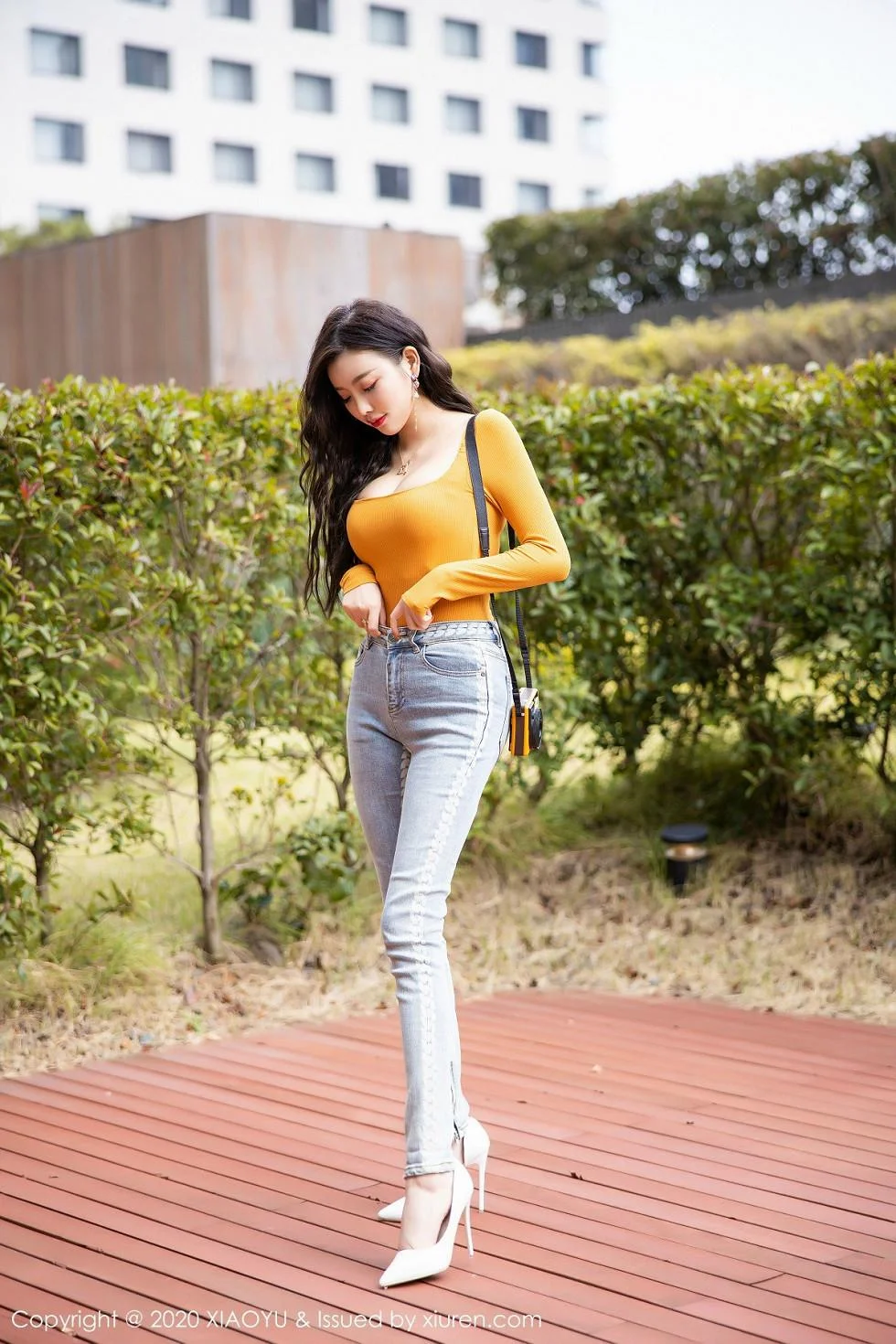 杨晨晨sugar济州岛旅拍撩衣真空半露豪乳撩人绝美写真 第 2 张