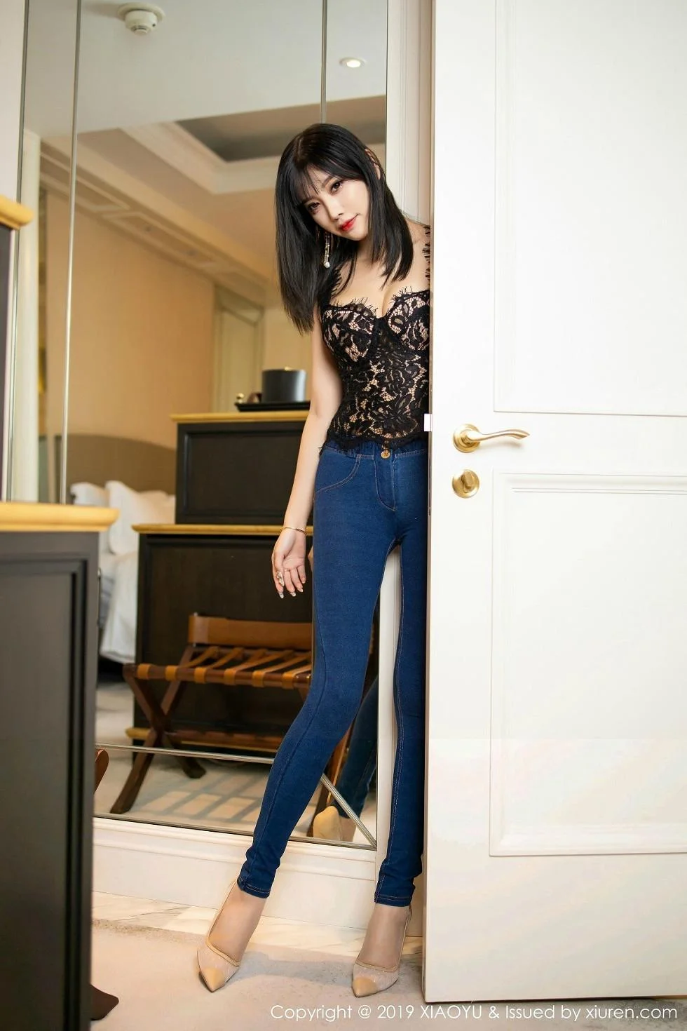 杨晨晨sugar海南旅拍私房蕾丝内衣配无内肉丝裤袜绝美写真 第 3 张