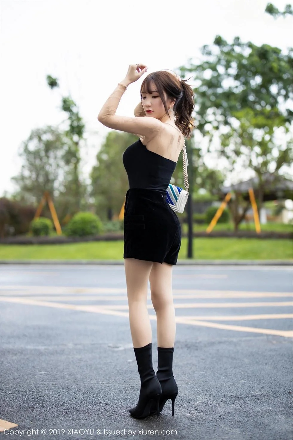 周于希Sandy外景车拍脱连身裙无内肉丝裤袜惹火绝美写真 第 19 张