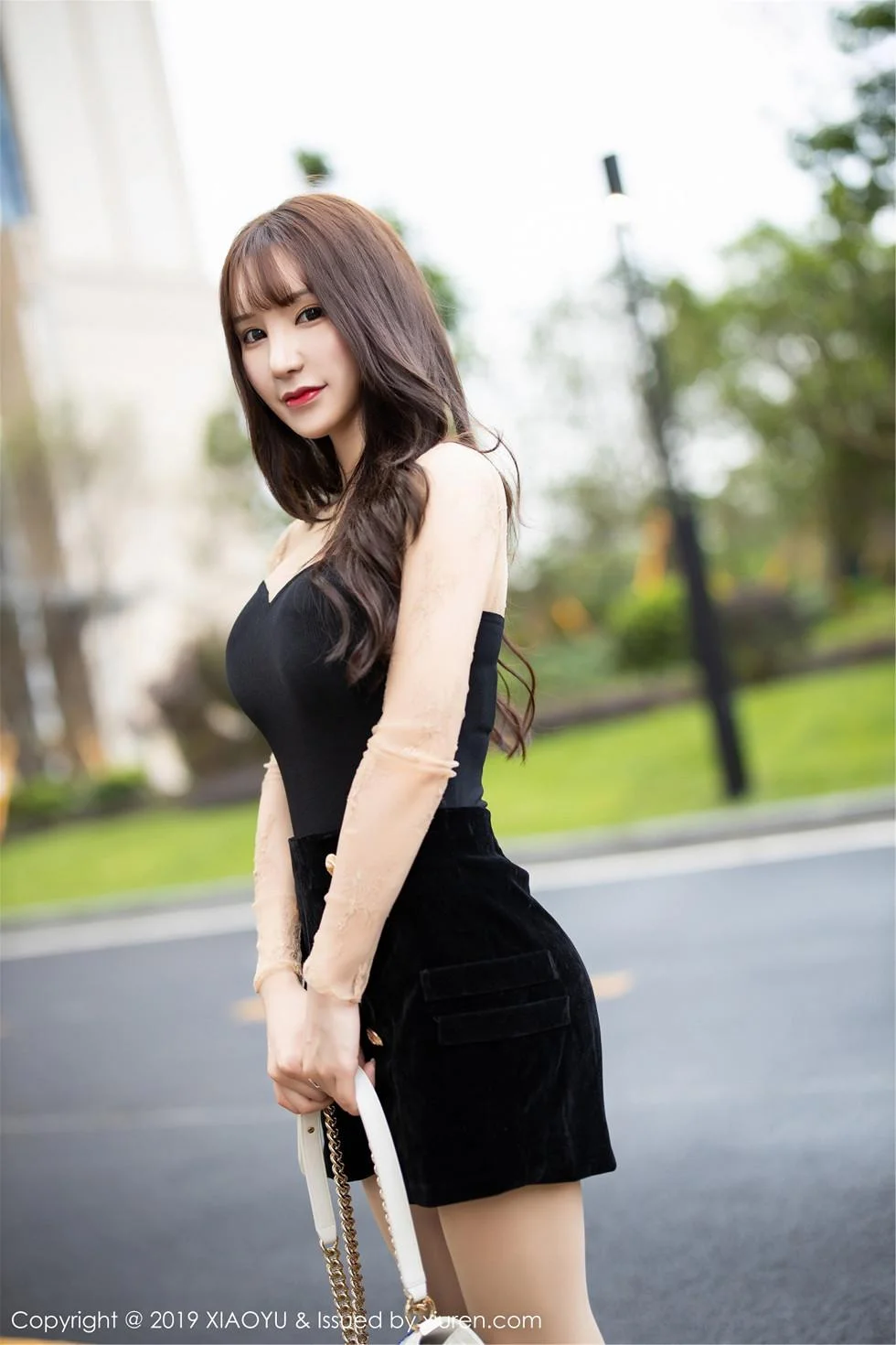 周于希Sandy外景车拍脱连身裙无内肉丝裤袜惹火绝美写真 第 22 张