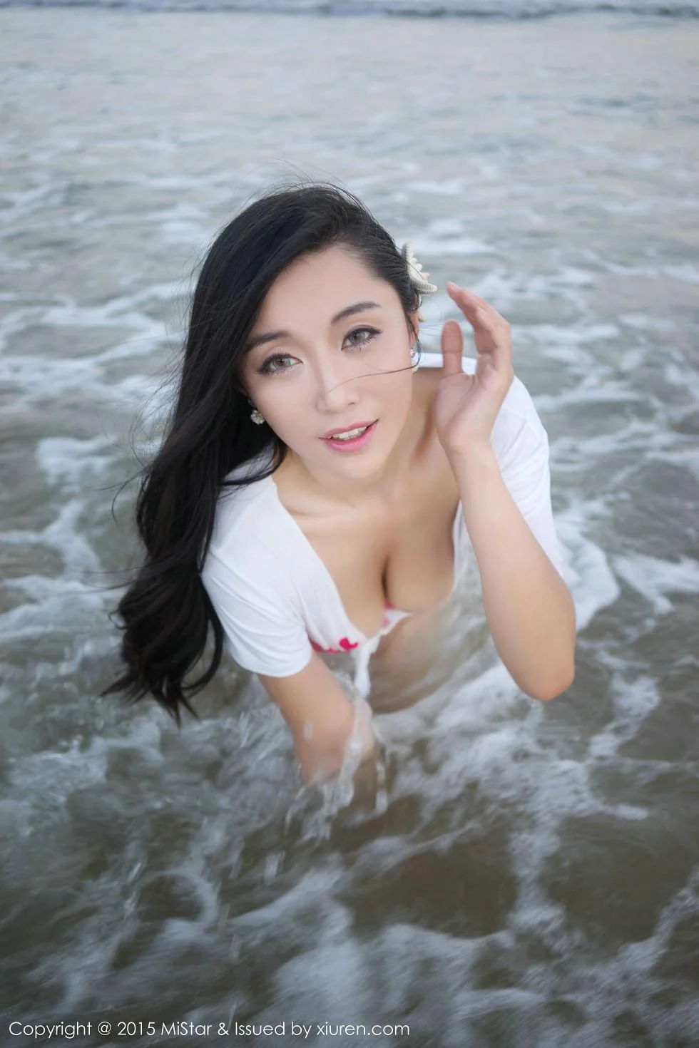 Ashely丽丽白色蕾丝女仆装双峰夹蛋绝美写真 第 101 张