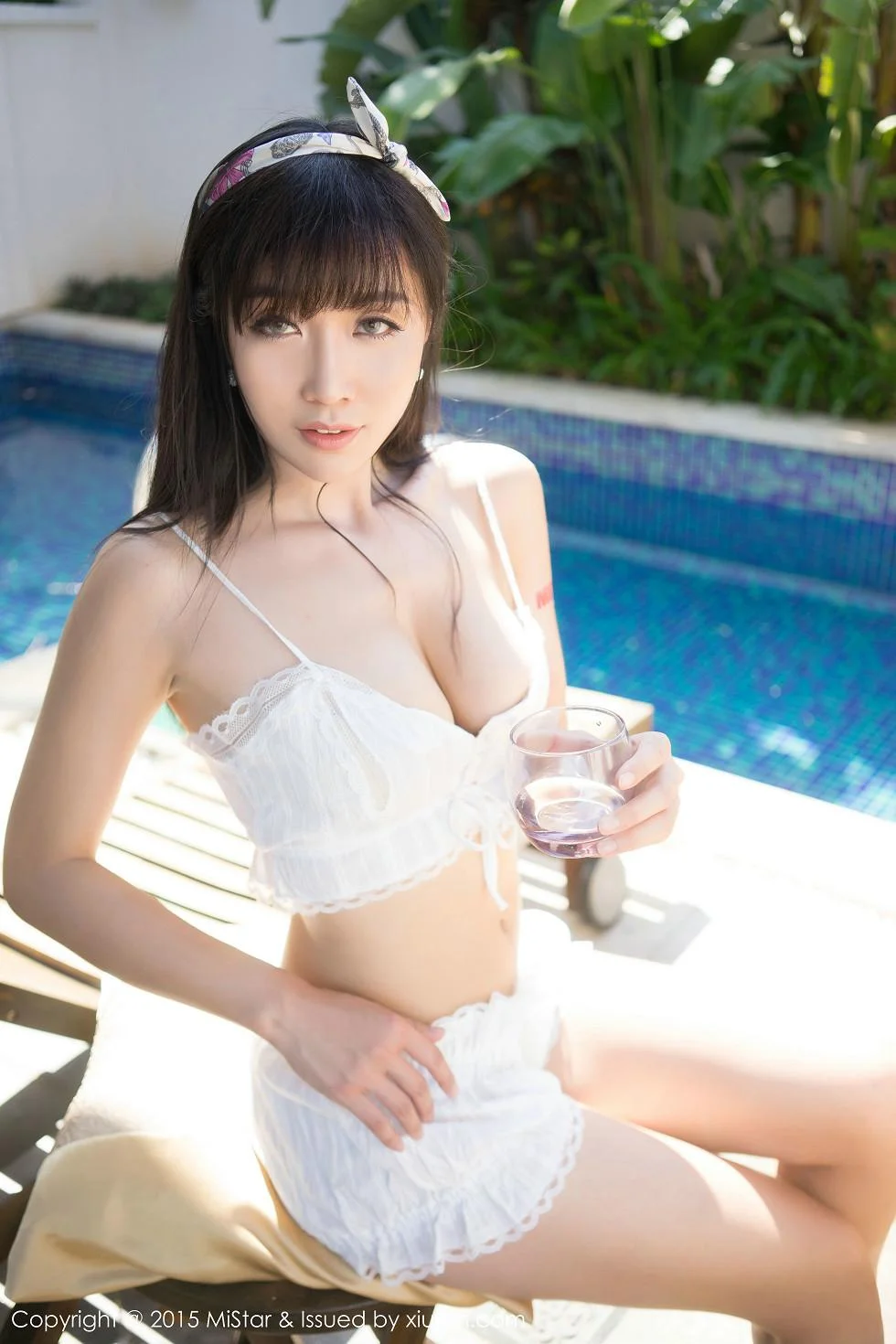 Ashely丽丽白色蕾丝女仆装双峰夹蛋绝美写真 第 45 张