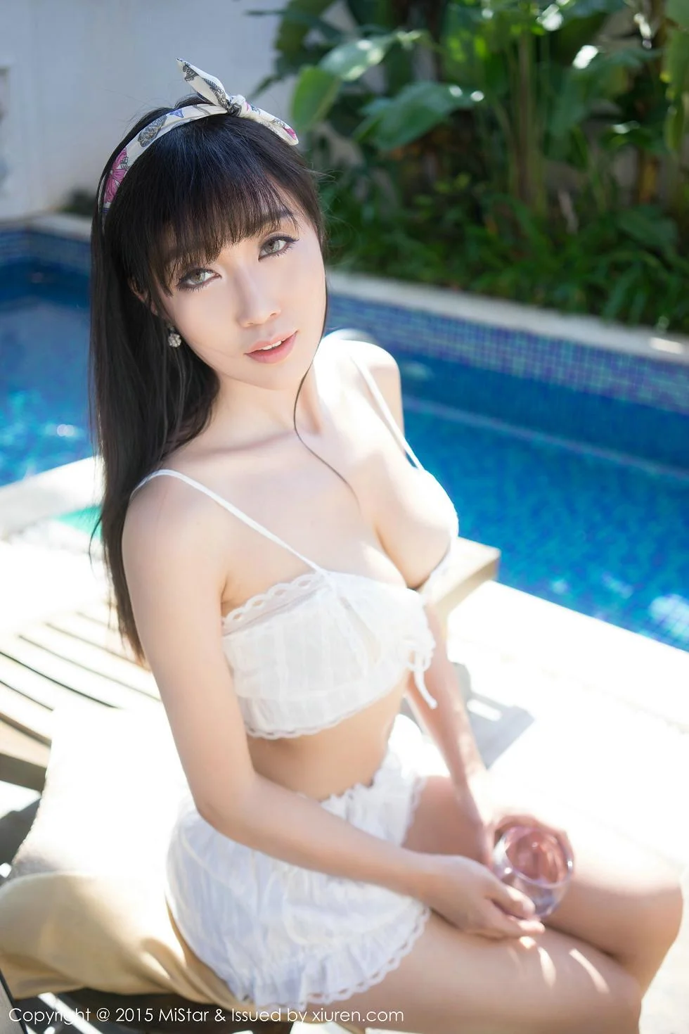 Ashely丽丽白色蕾丝女仆装双峰夹蛋绝美写真 第 48 张