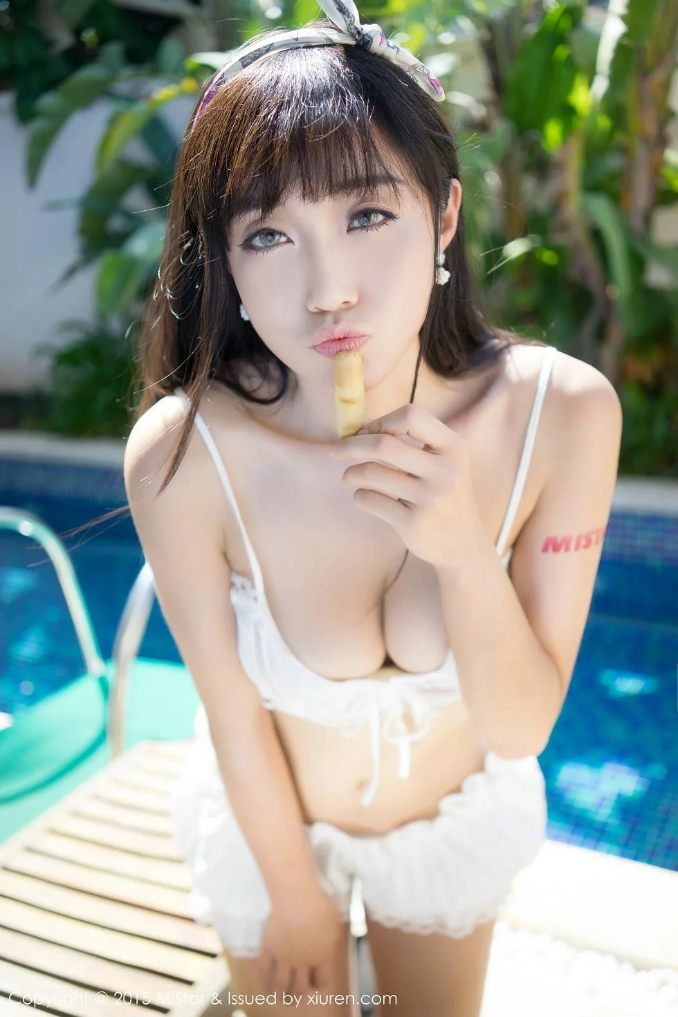 Ashely丽丽白色蕾丝女仆装双峰夹蛋绝美写真 第 51 张