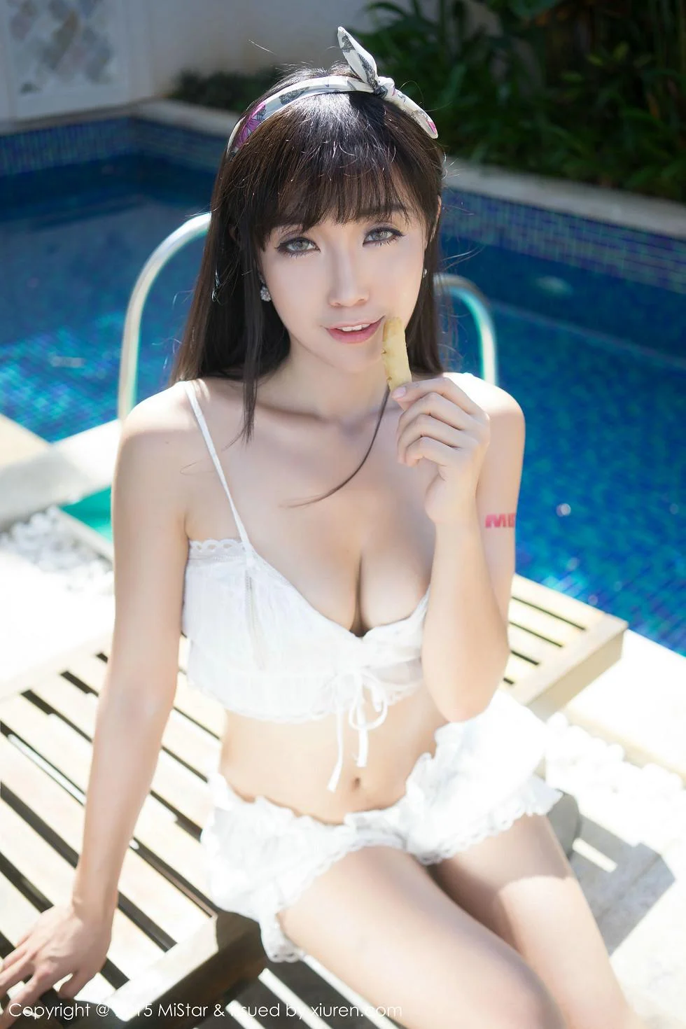 Ashely丽丽白色蕾丝女仆装双峰夹蛋绝美写真 第 56 张