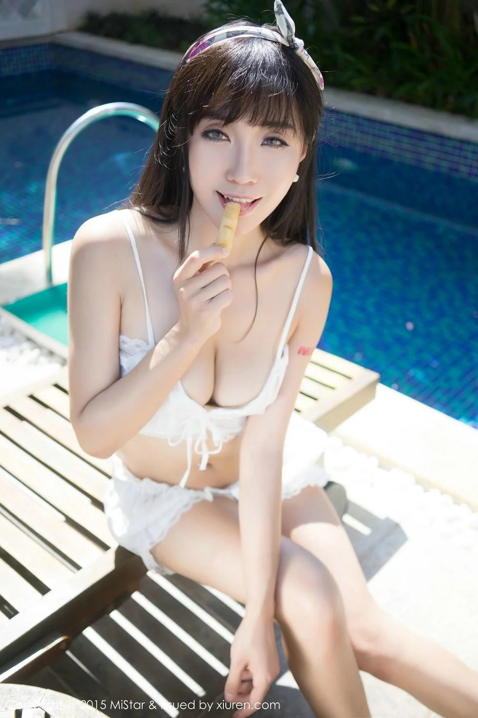 Ashely丽丽白色蕾丝女仆装双峰夹蛋绝美写真 第 58 张