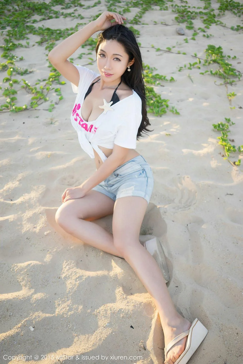 Ashely丽丽白色蕾丝女仆装双峰夹蛋绝美写真 第 63 张