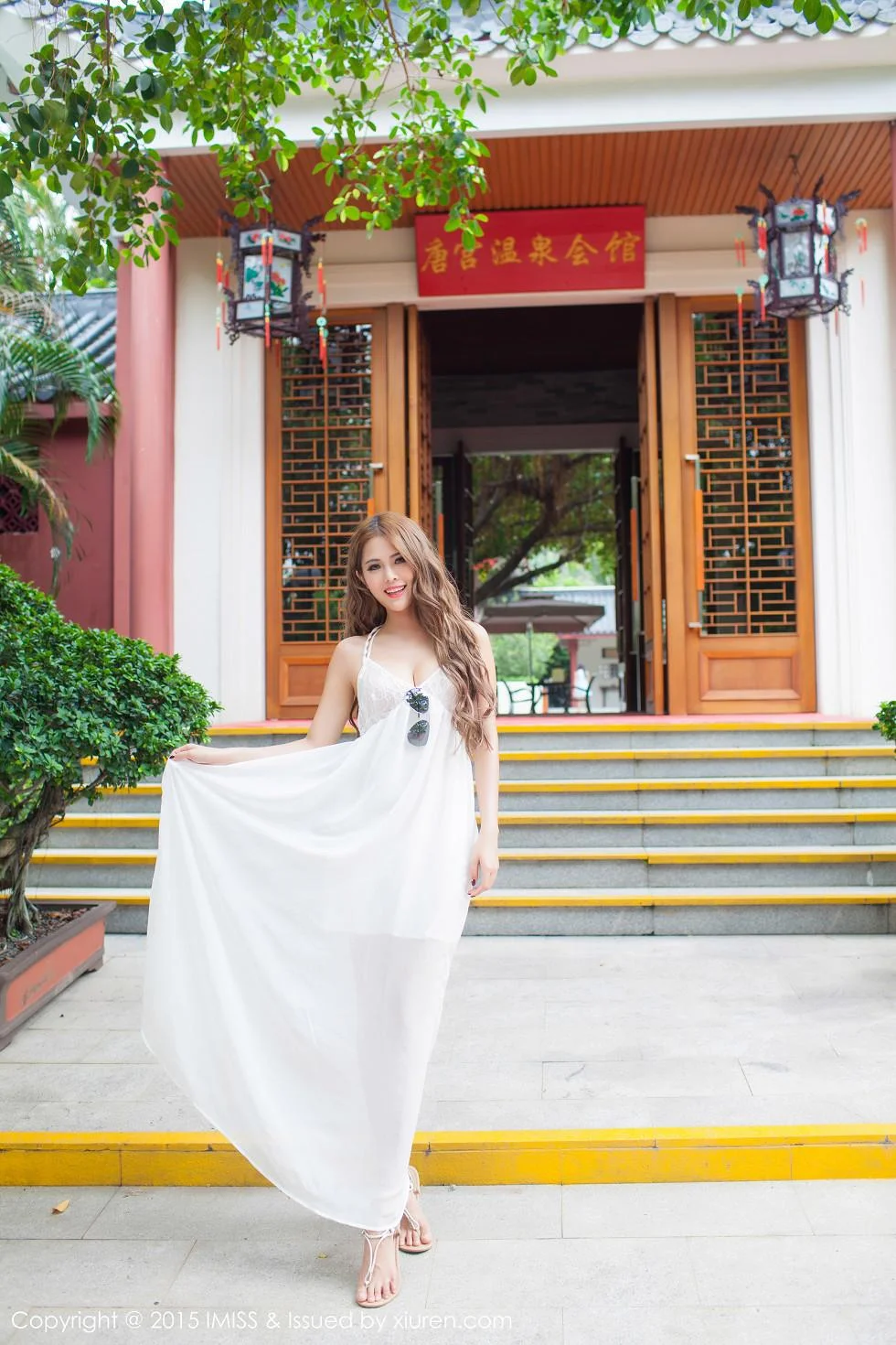 妍妍Yanyan系列连身裙低胸内衣豪乳绝美写真 第 1 张