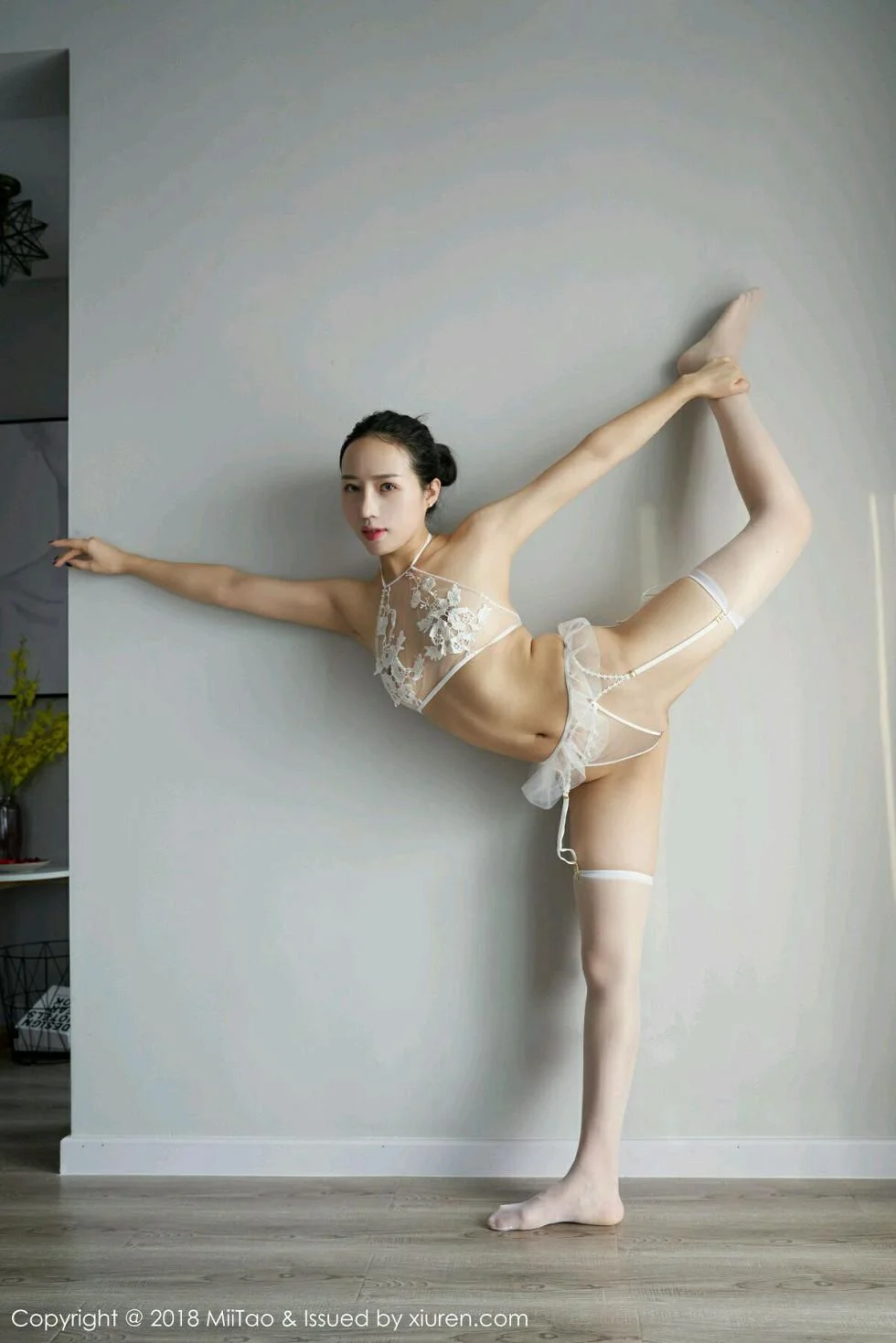 琉璃lily透视薄纱露美乳撩人瑜伽姿势绝美写真 第 62 张