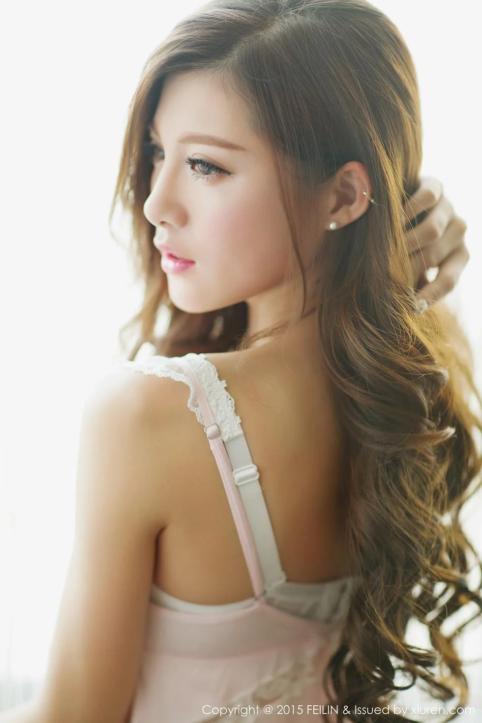 奶茶-Emily白色内衣丰满美胸靓丽美颜写真 第 15 张
