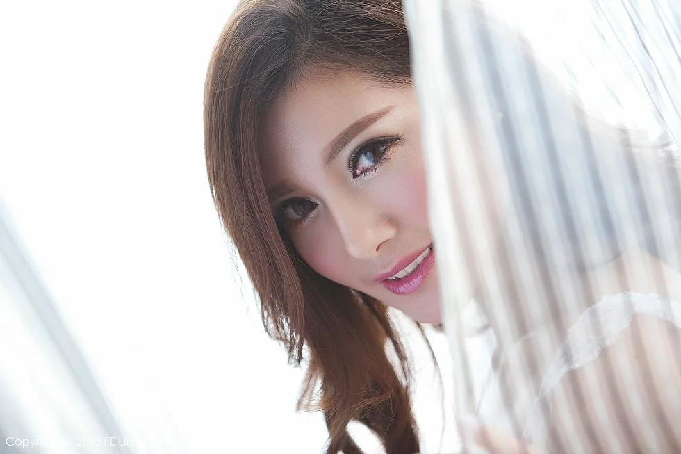 奶茶-Emily白色内衣丰满美胸靓丽美颜写真 第 2 张