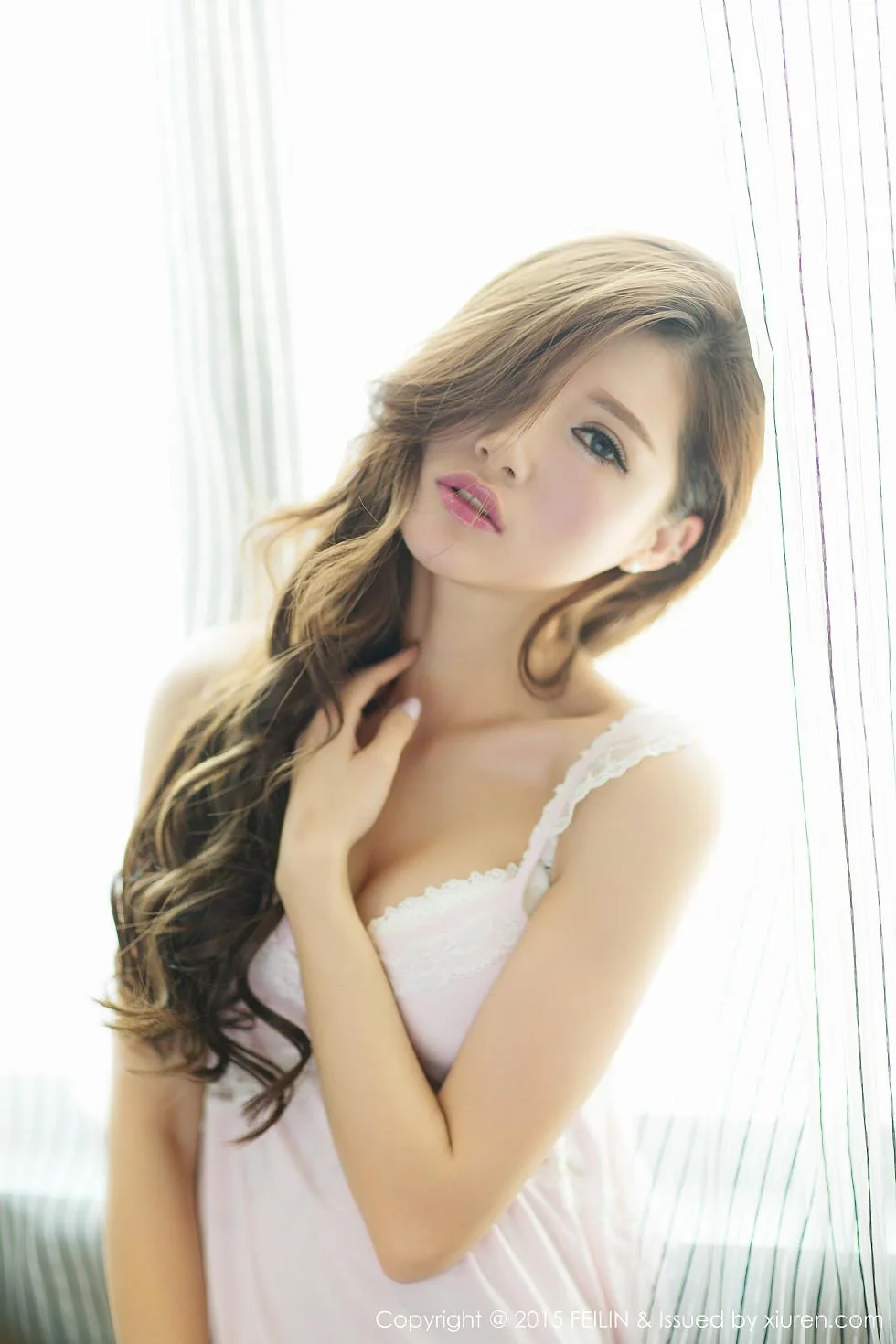 奶茶-Emily白色内衣丰满美胸靓丽美颜写真 第 5 张