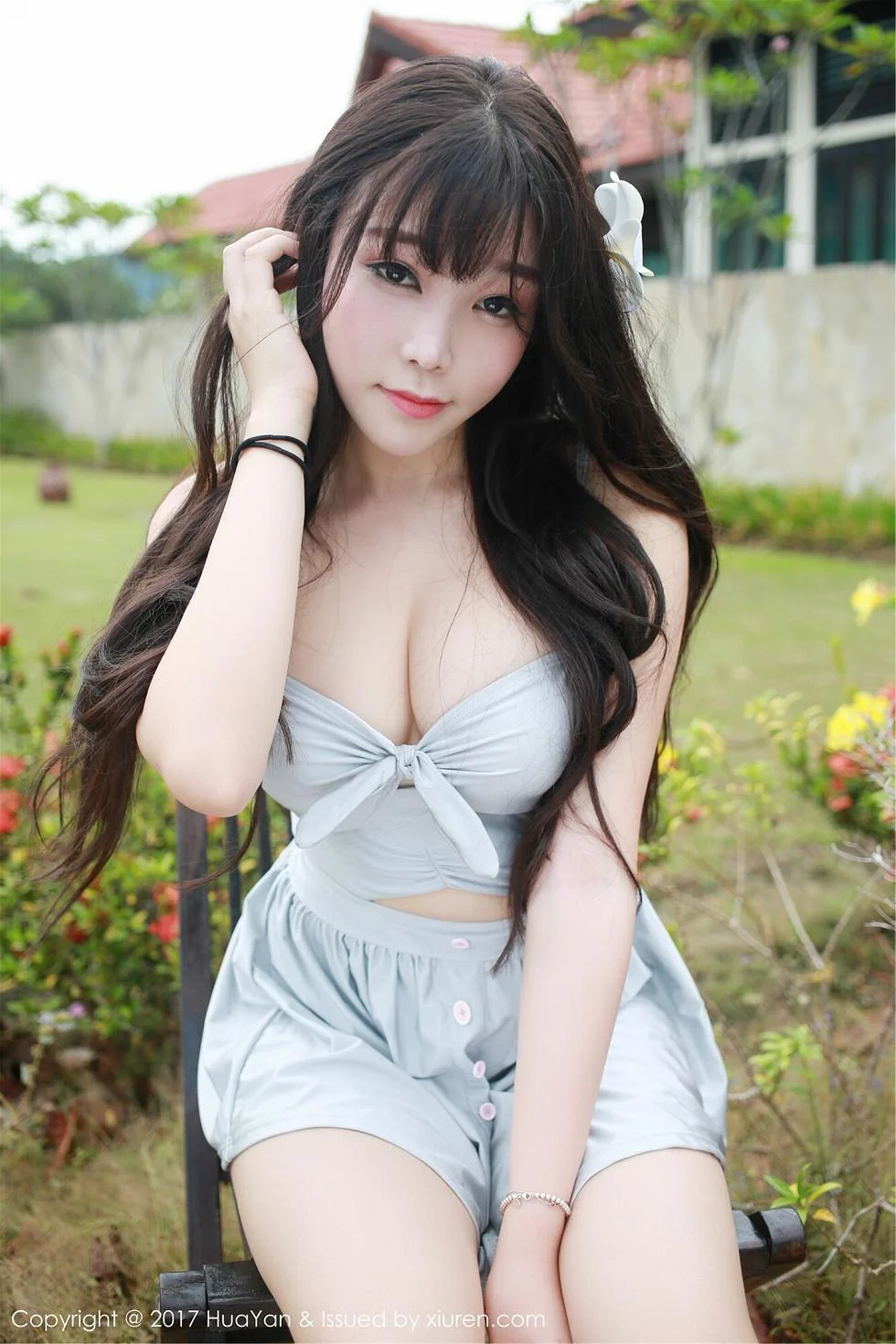 芝芝Booty沙巴旅拍吊带连身裙秀完美身材性感美胸写真 第 1 张