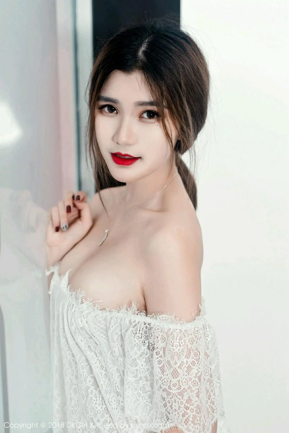 Ting婷婷居家白色蕾丝薄纱全脱秀豪乳双手遮点绝美写真 第 71 张