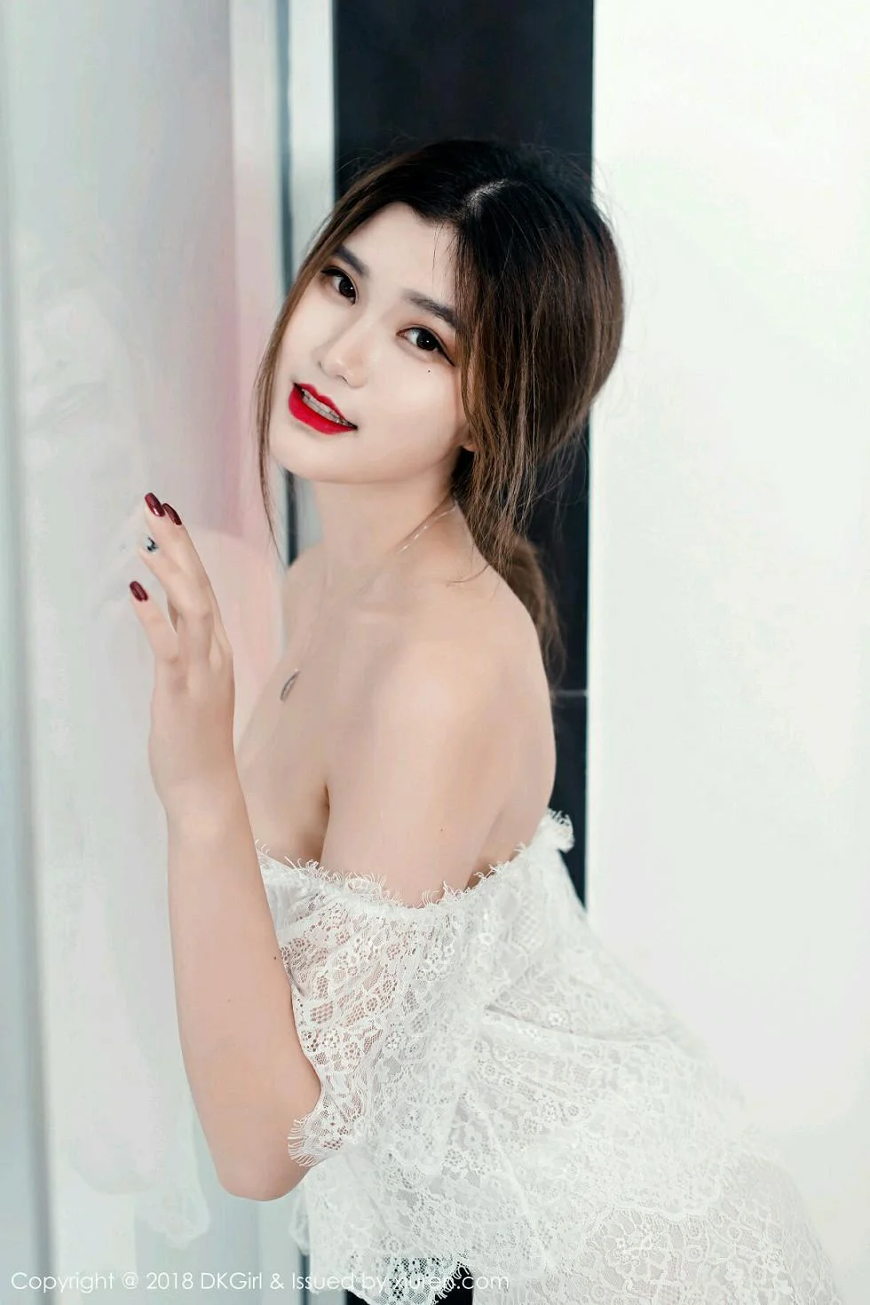 Ting婷婷居家白色蕾丝薄纱全脱秀豪乳双手遮点绝美写真 第 79 张