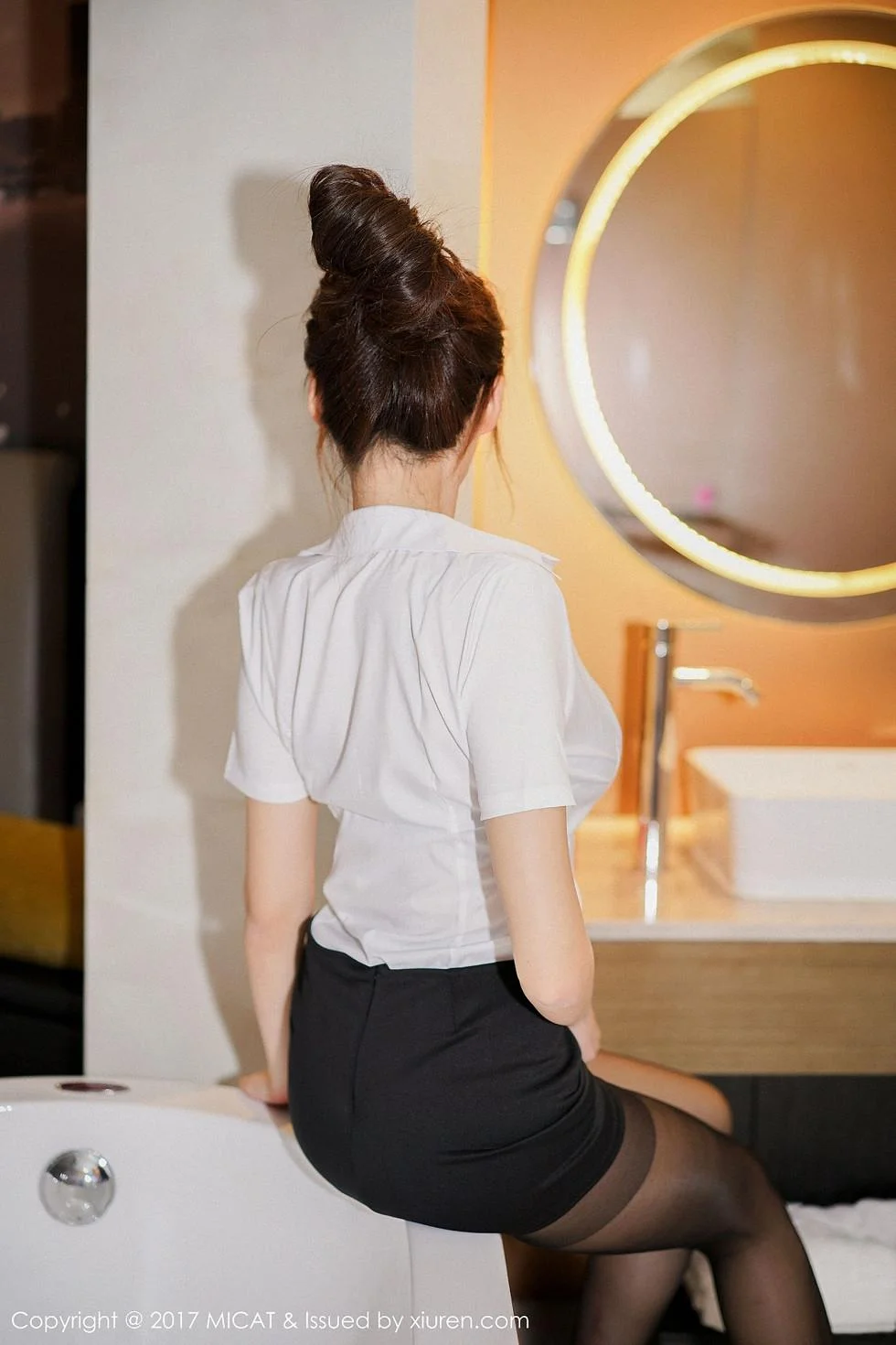 土肥圆矮挫穷职场OL制服配黑丝袜+性感护士装绝美写真 第 14 张