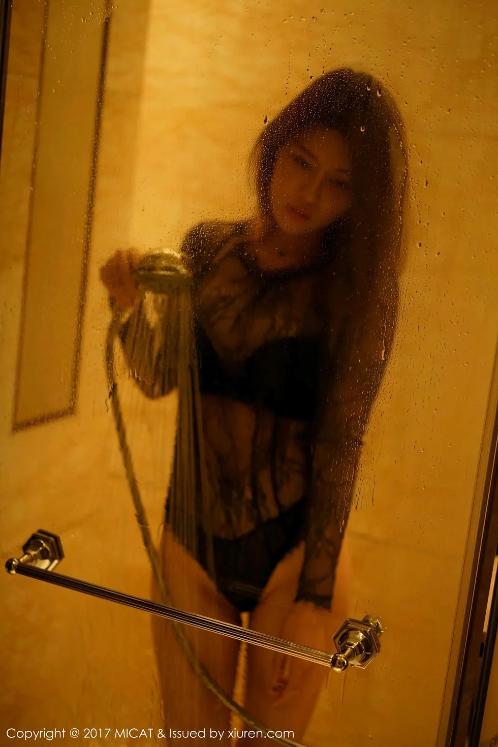 叶佳颐浴室里性感黑色内衣湿身秀豪乳翘臀绝美写真 第 40 张