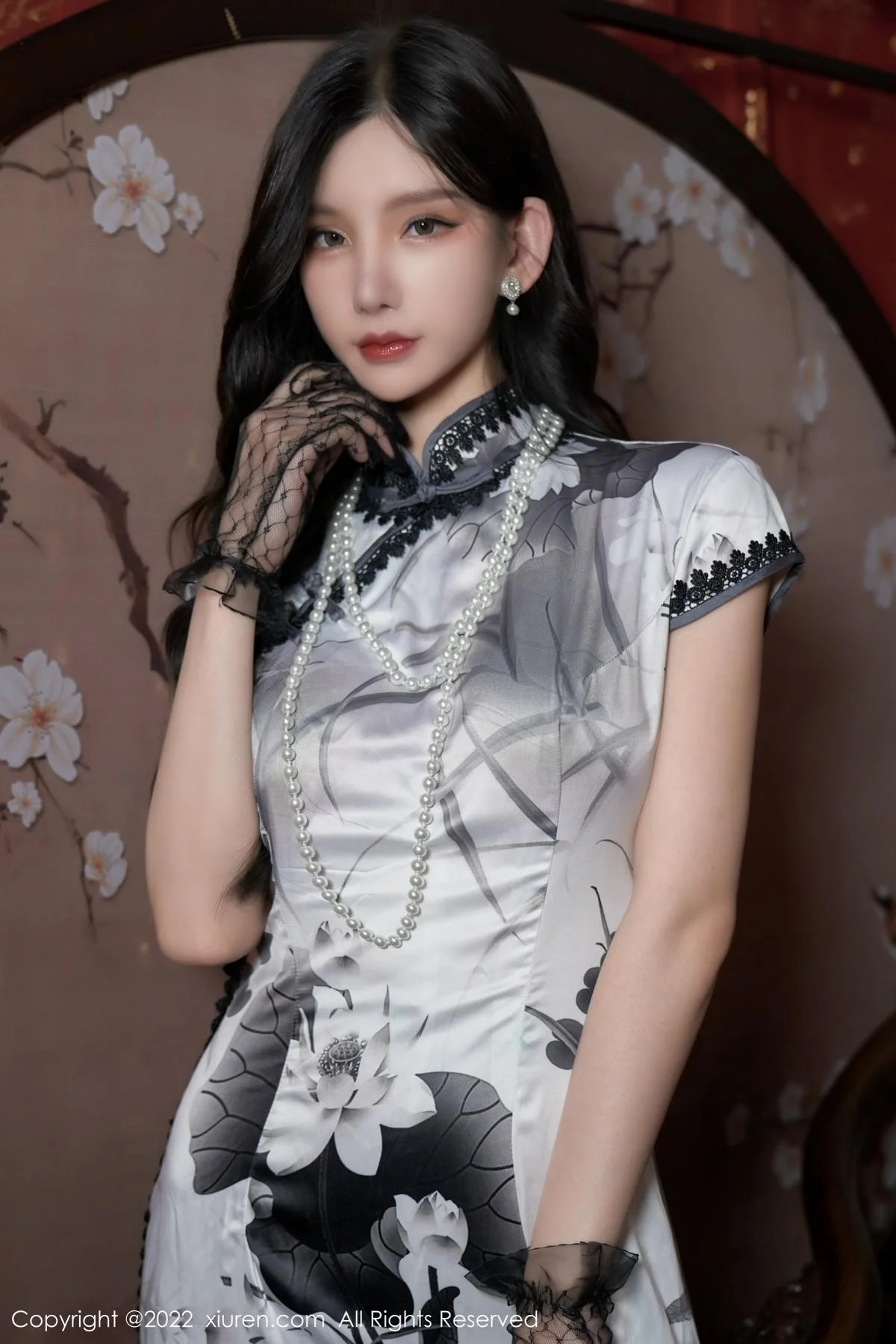 周于希Sally三亚旅拍性感长裙配闪亮黑丝裤袜极致魅惑写真 第 1 张