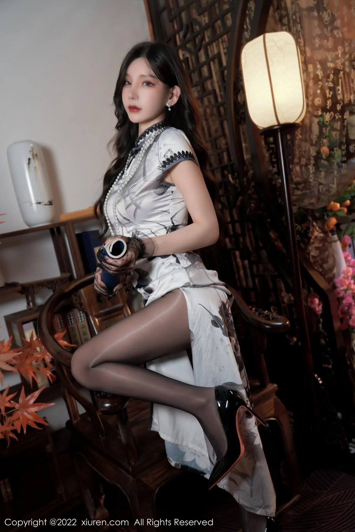 周于希Sally三亚旅拍性感长裙配闪亮黑丝裤袜极致魅惑写真 第 16 张