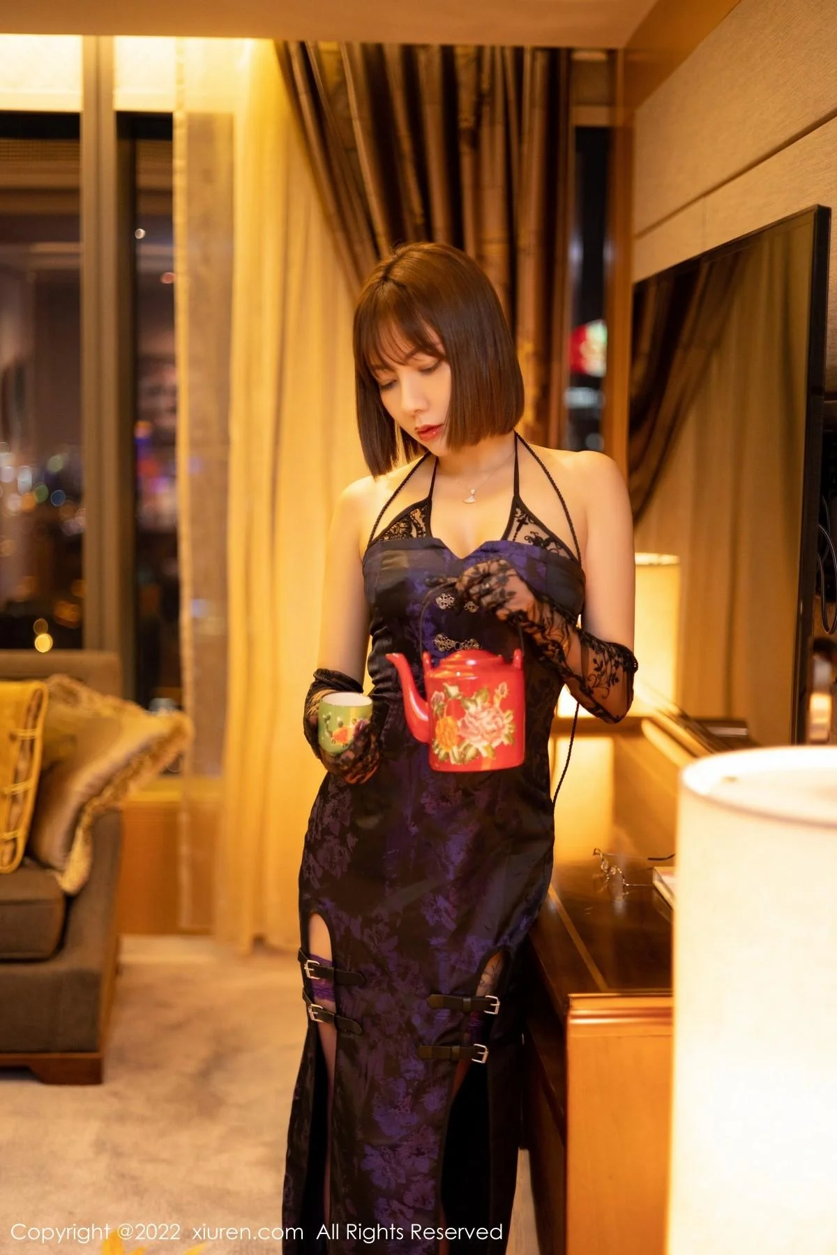 御姐果儿Victoria青海旅拍脱黑色长裙真空露豪乳遮点绝美写真 第 1 张