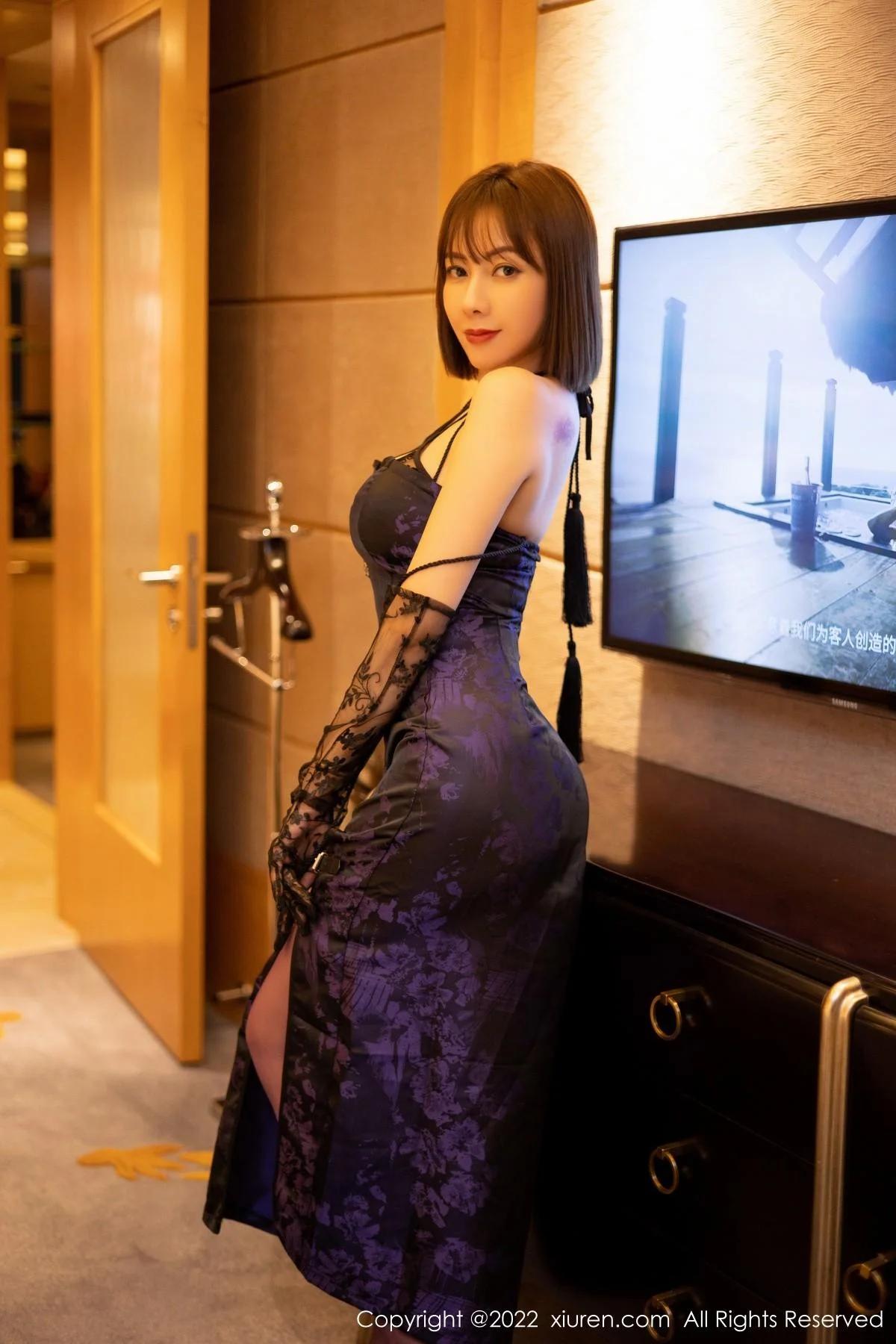 御姐果儿Victoria青海旅拍脱黑色长裙真空露豪乳遮点绝美写真 第 19 张