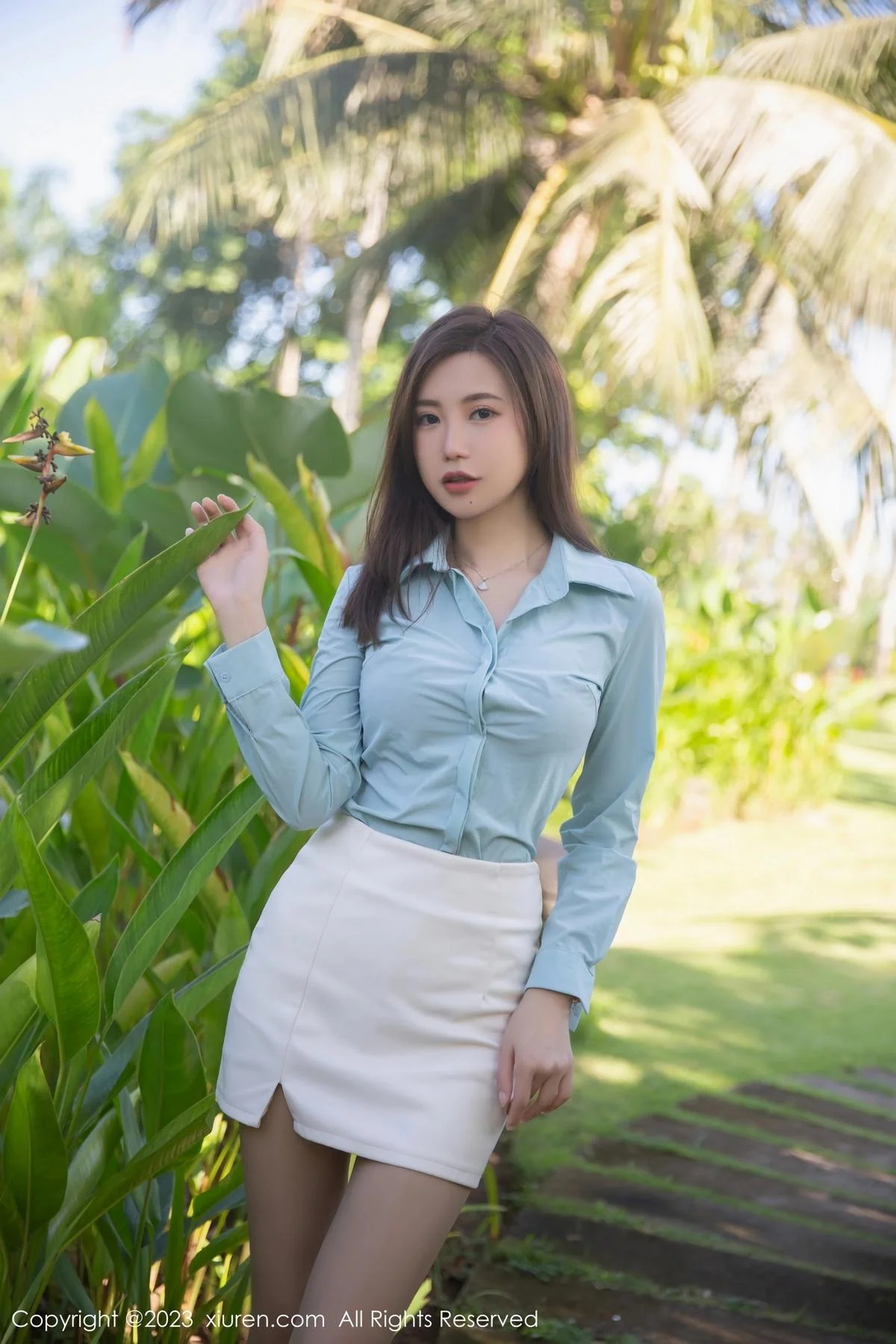 绮里嘉ula性感紫色蕾丝内衣配开档黑丝秀完美身材绝美写真 第 1 张