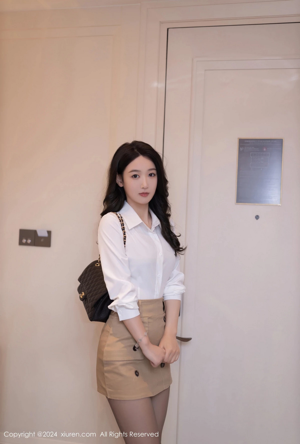 唐安琪性感白色OL服饰配超薄黑丝秀曼妙身姿迷人绝美写真 第 1 张