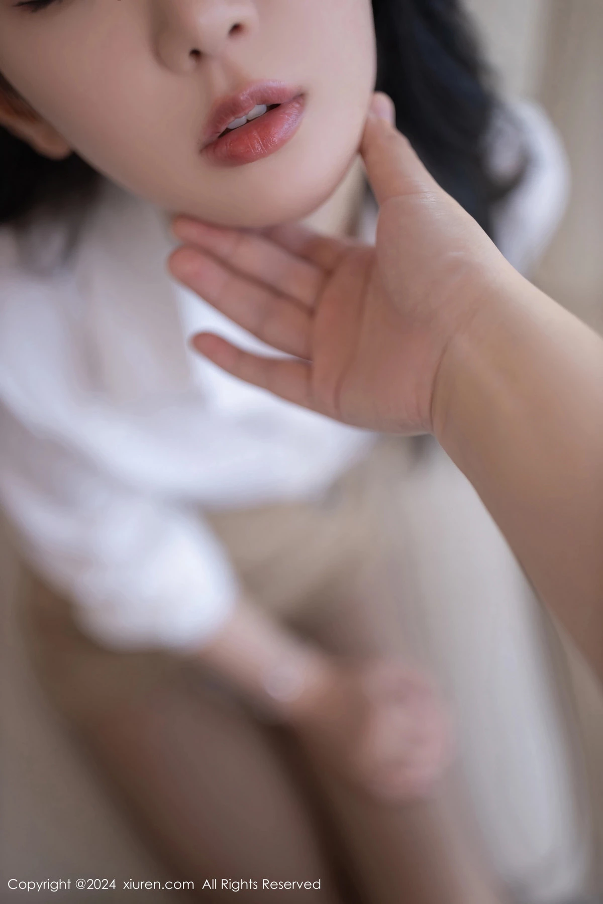 唐安琪性感白色OL服饰配超薄黑丝秀曼妙身姿迷人绝美写真 第 11 张