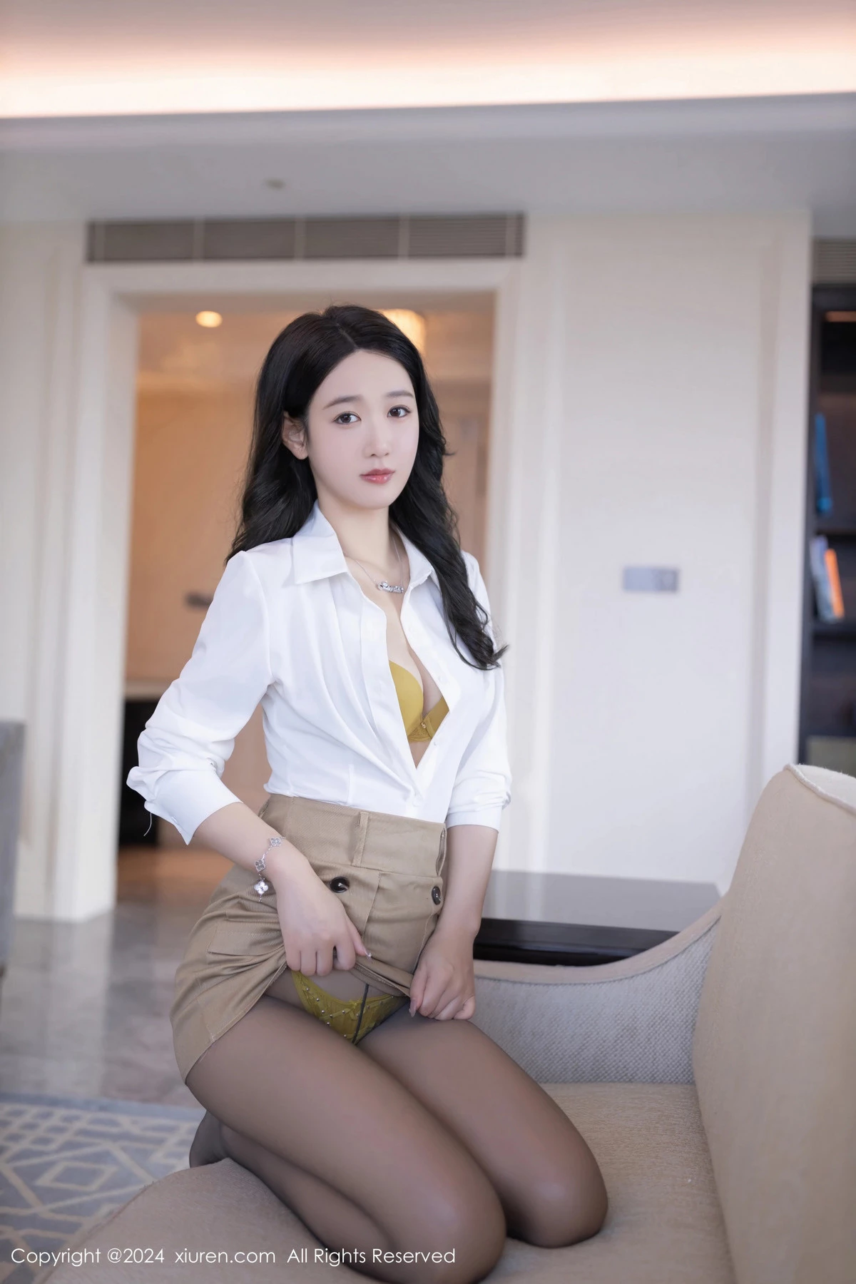 唐安琪性感白色OL服饰配超薄黑丝秀曼妙身姿迷人绝美写真 第 19 张