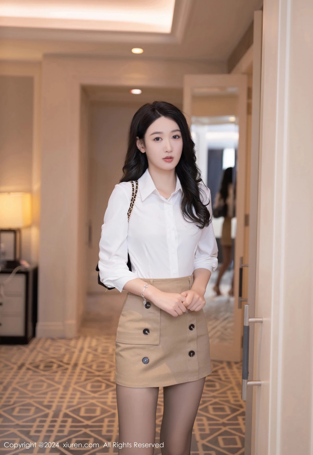 唐安琪性感白色OL服饰配超薄黑丝秀曼妙身姿迷人绝美写真 第 3 张