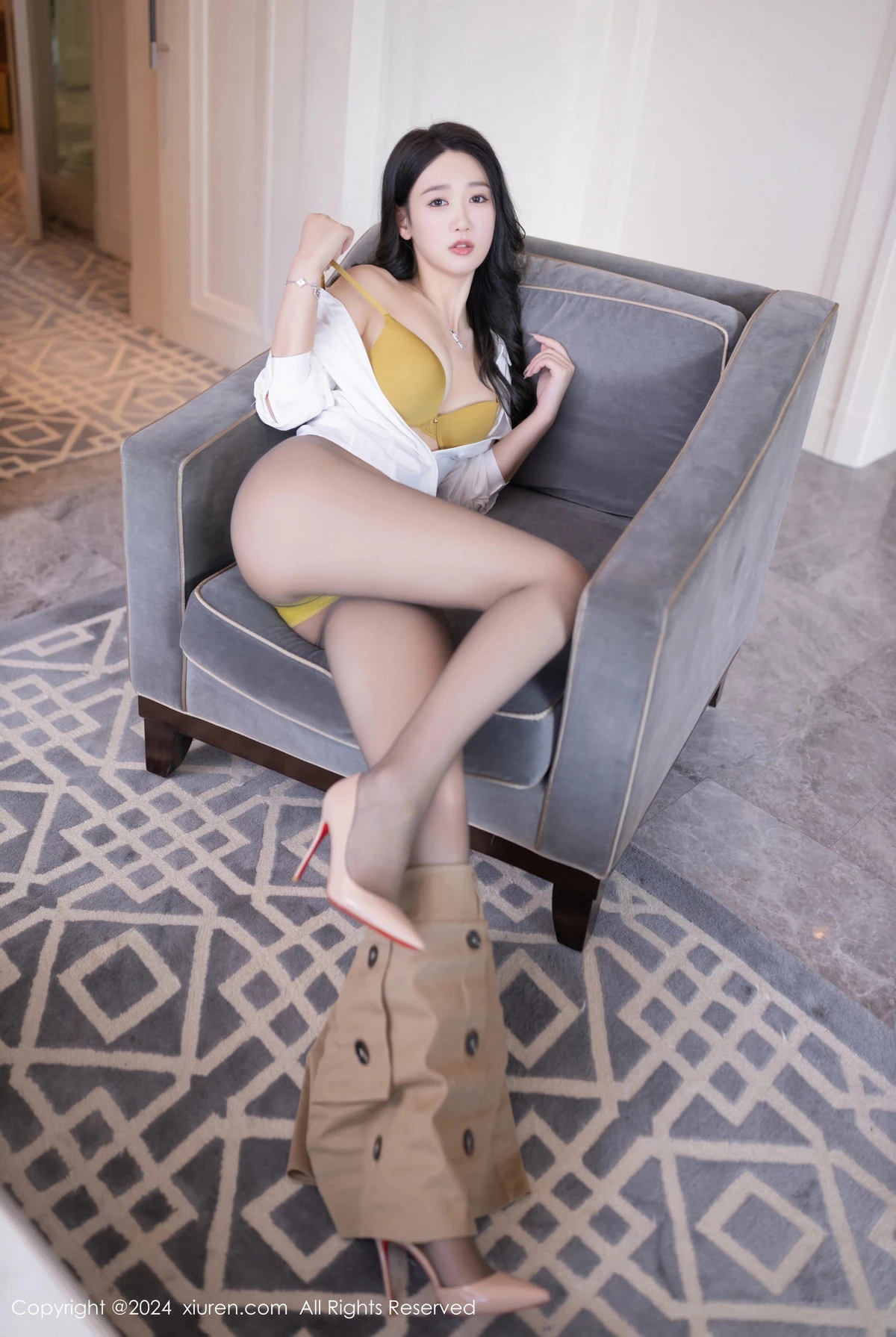 唐安琪性感白色OL服饰配超薄黑丝秀曼妙身姿迷人绝美写真 第 38 张