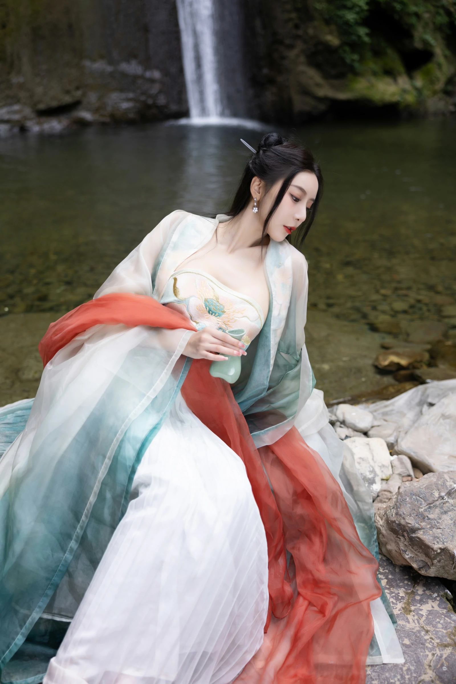 [秀人付费] 王馨瑶Yanni 诱人私拍福利 瀑布 绿色古装 第 1 张