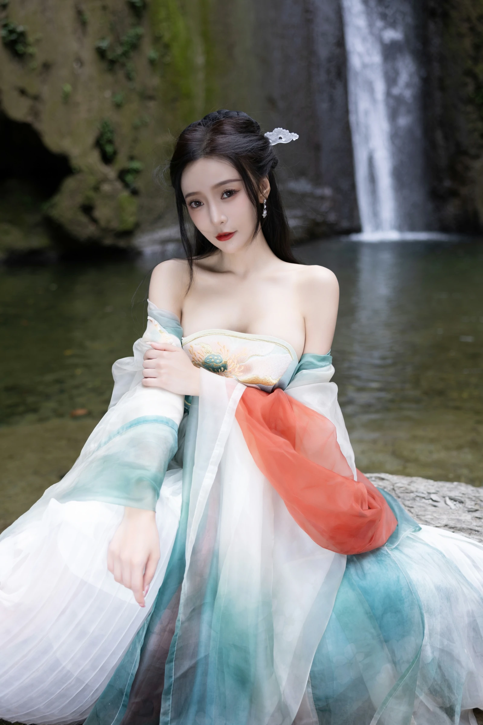 [秀人付费] 王馨瑶Yanni 诱人私拍福利 瀑布 绿色古装 第 10 张