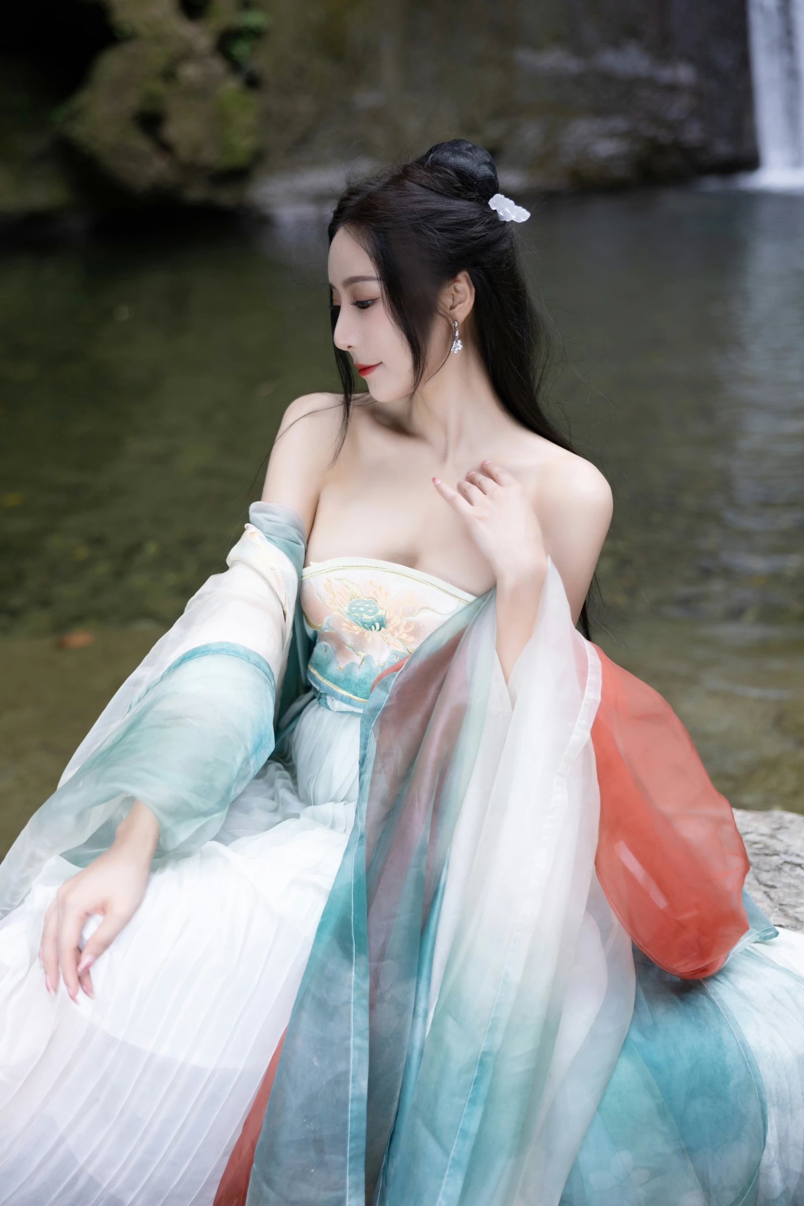 [秀人付费] 王馨瑶Yanni 诱人私拍福利 瀑布 绿色古装 第 11 张
