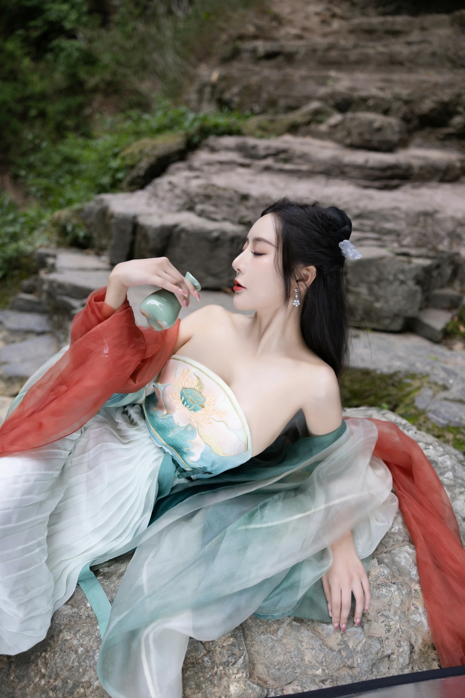 [秀人付费] 王馨瑶Yanni 诱人私拍福利 瀑布 绿色古装 第 12 张
