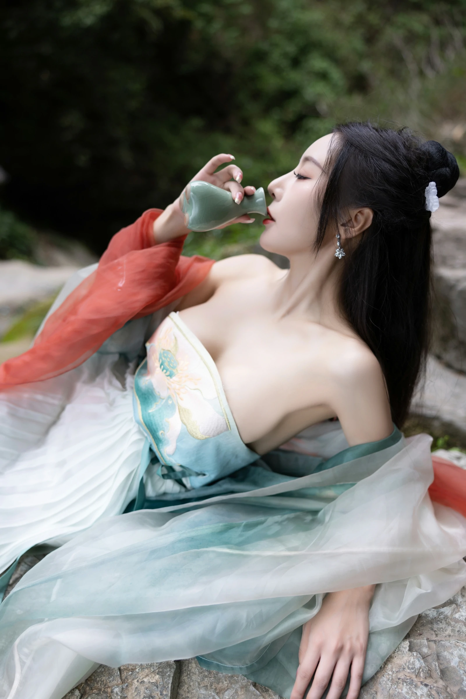 [秀人付费] 王馨瑶Yanni 诱人私拍福利 瀑布 绿色古装 第 13 张