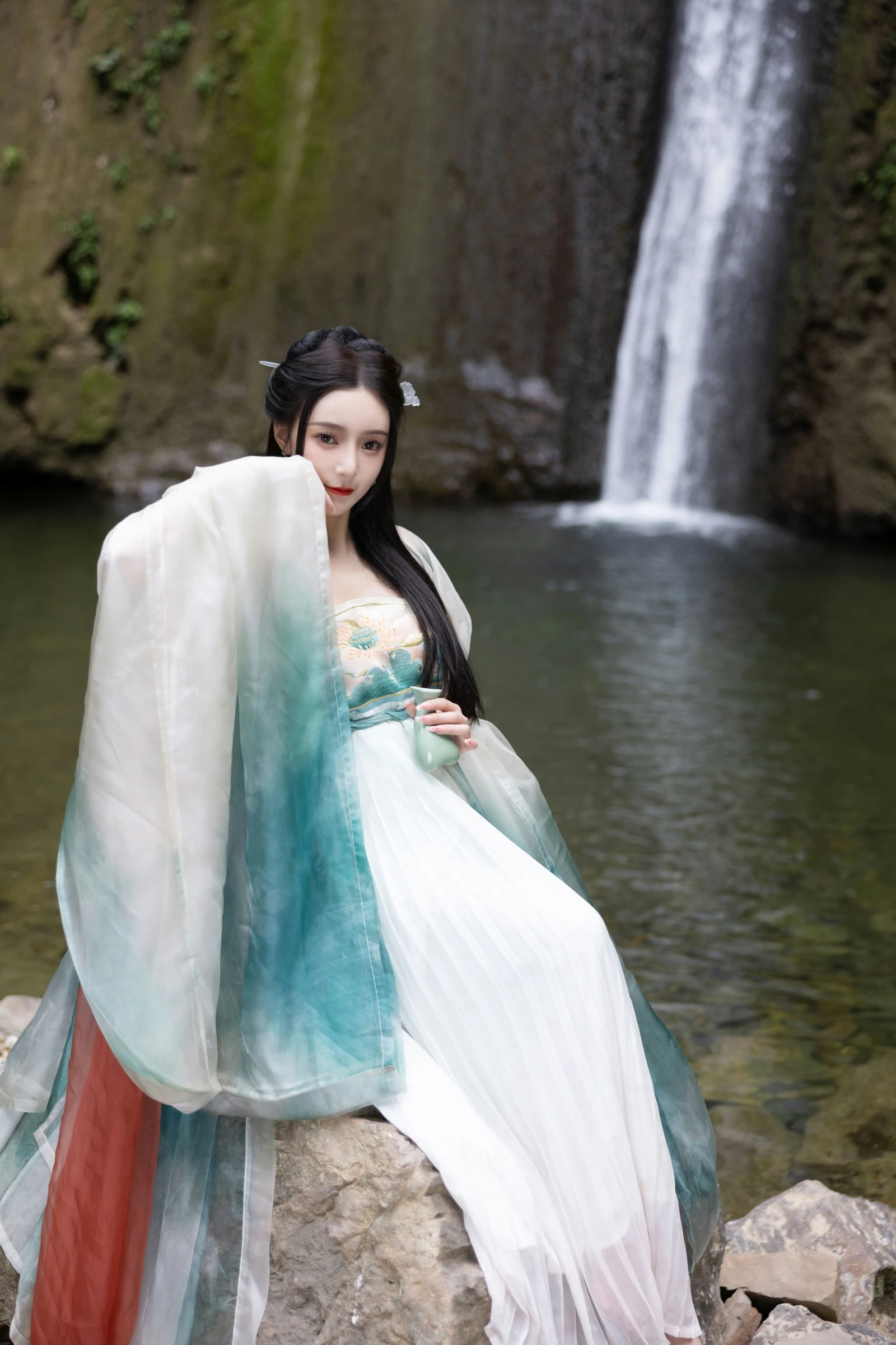 [秀人付费] 王馨瑶Yanni 诱人私拍福利 瀑布 绿色古装 第 15 张