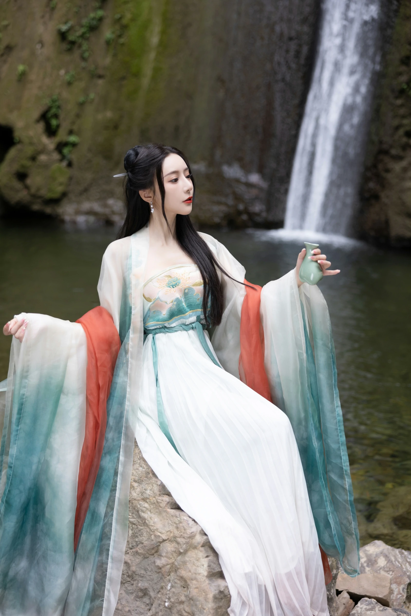 [秀人付费] 王馨瑶Yanni 诱人私拍福利 瀑布 绿色古装 第 16 张