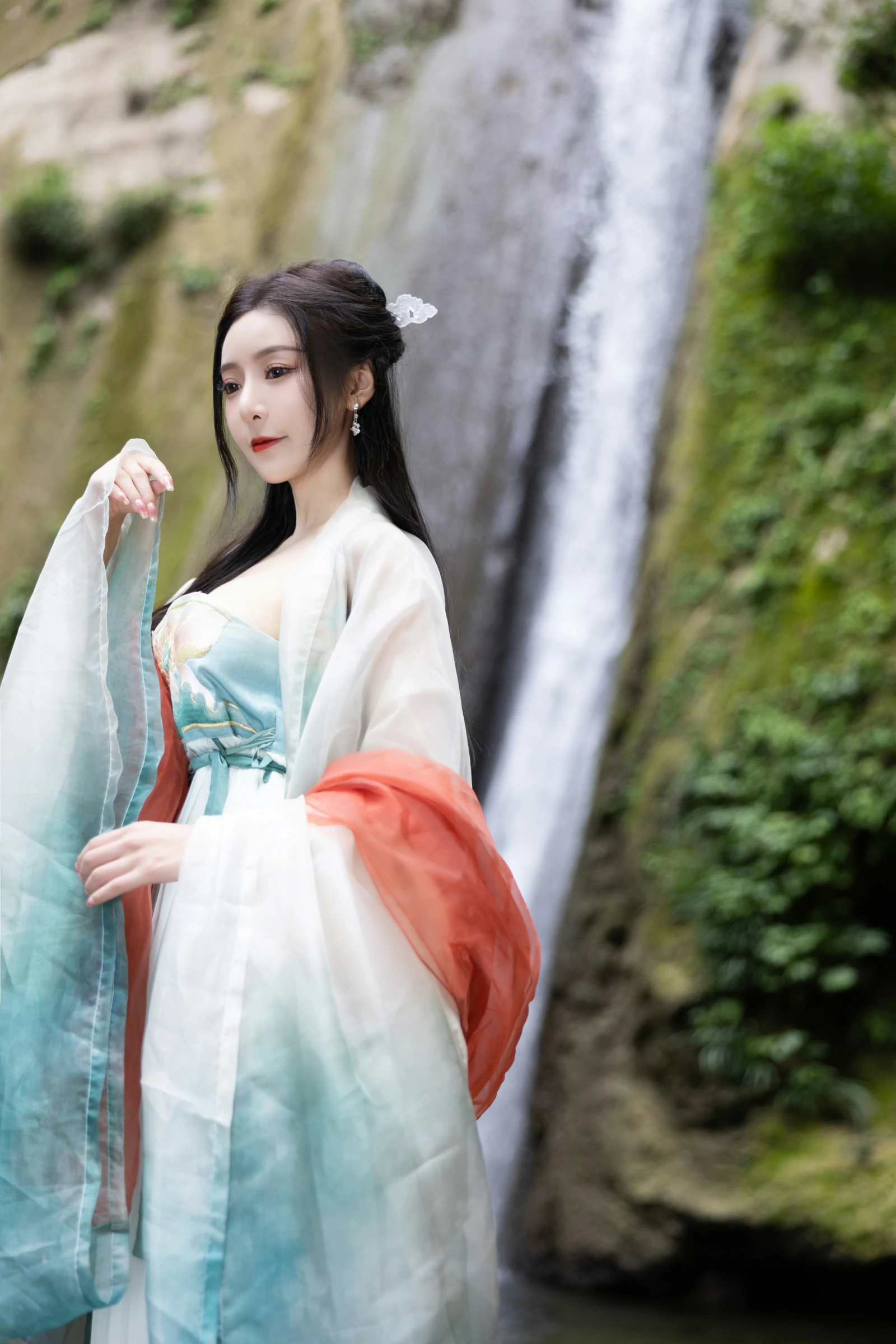 [秀人付费] 王馨瑶Yanni 诱人私拍福利 瀑布 绿色古装 第 18 张