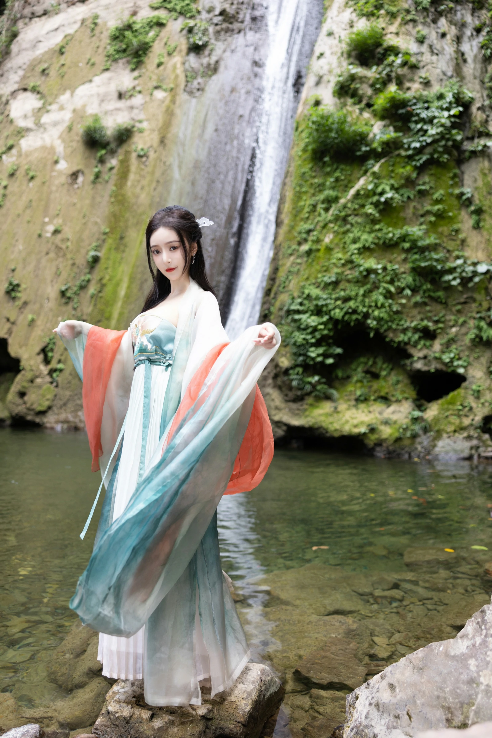 [秀人付费] 王馨瑶Yanni 诱人私拍福利 瀑布 绿色古装 第 19 张