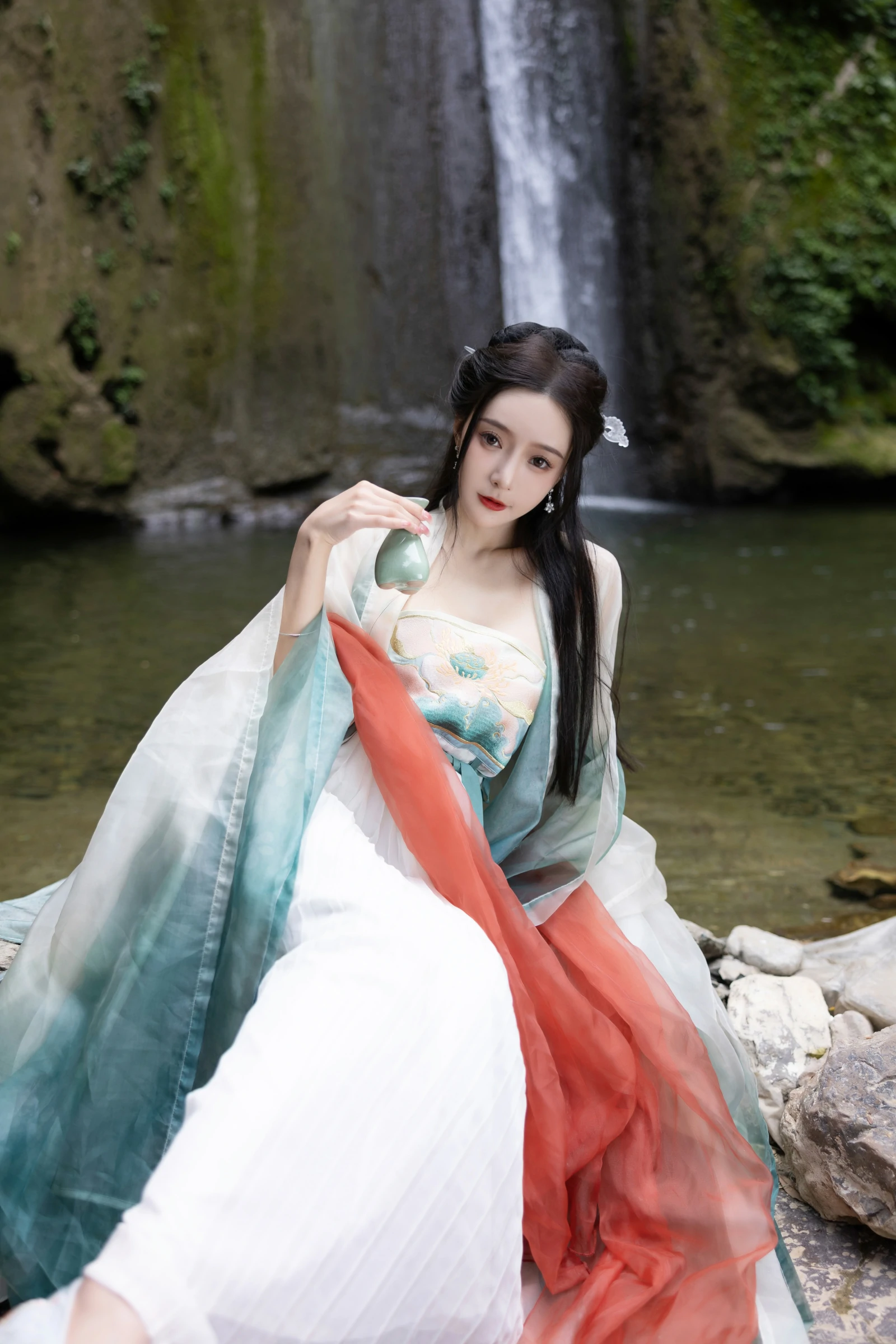 [秀人付费] 王馨瑶Yanni 诱人私拍福利 瀑布 绿色古装 第 20 张
