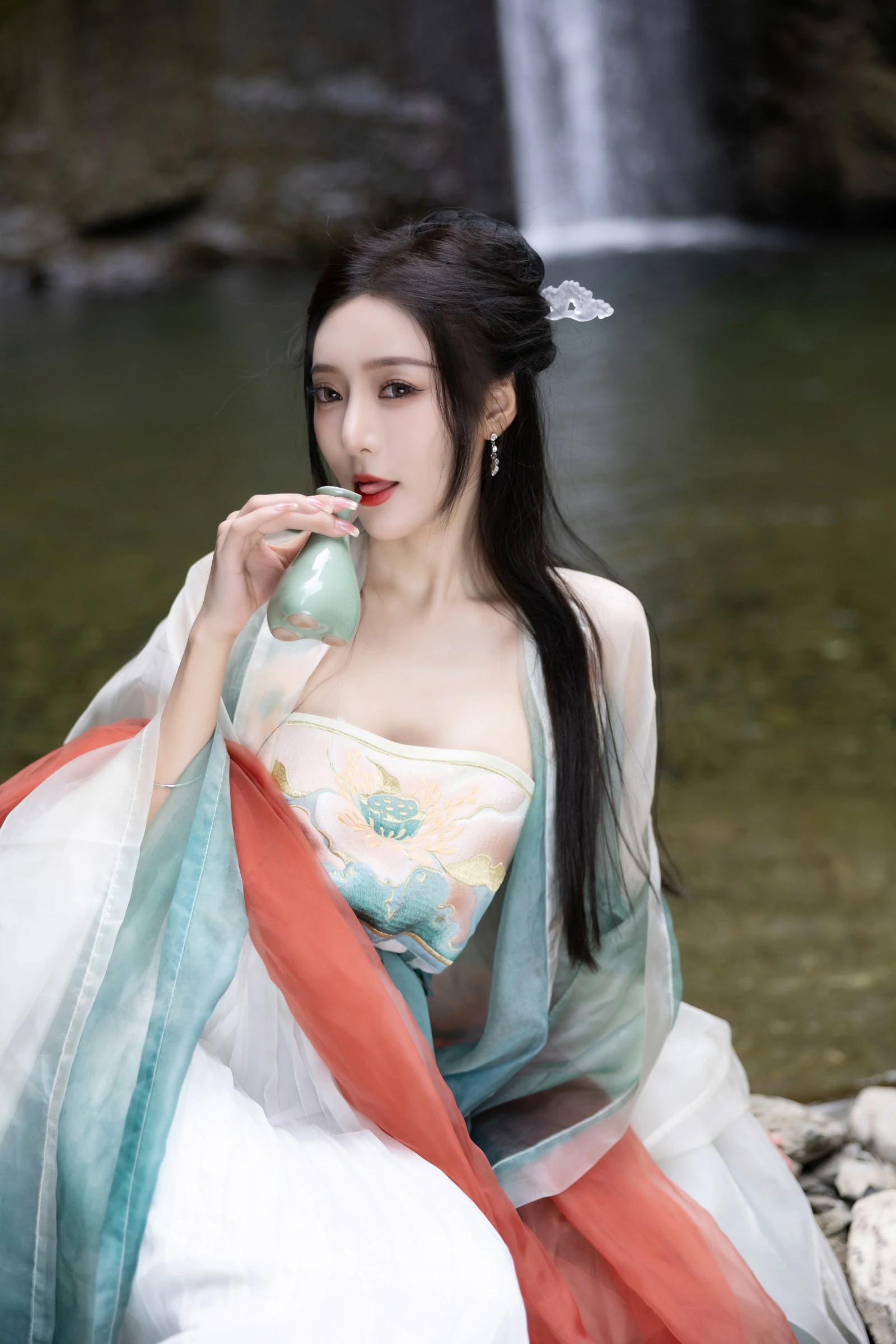 [秀人付费] 王馨瑶Yanni 诱人私拍福利 瀑布 绿色古装 第 21 张