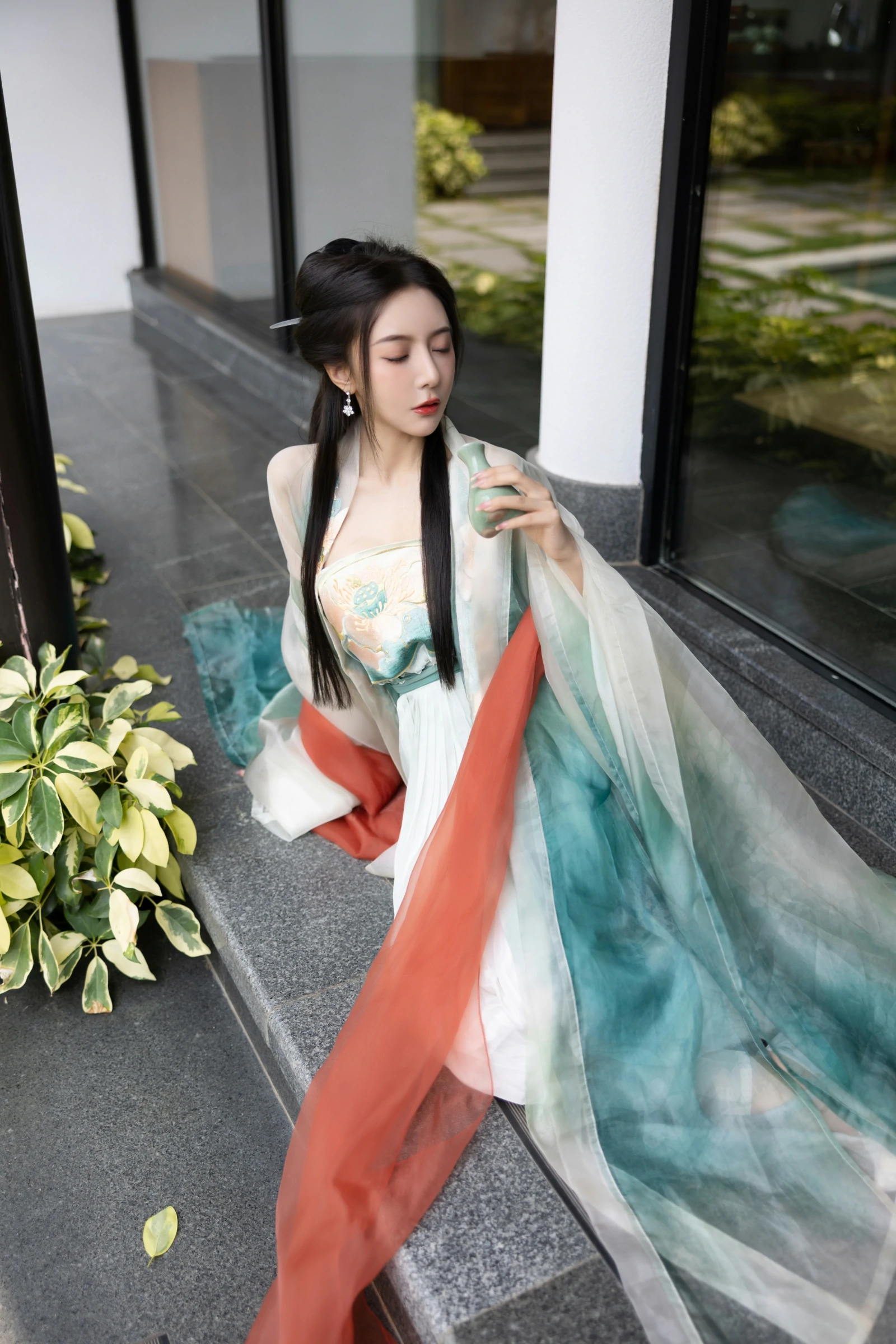 [秀人付费] 王馨瑶Yanni 诱人私拍福利 瀑布 绿色古装 第 22 张