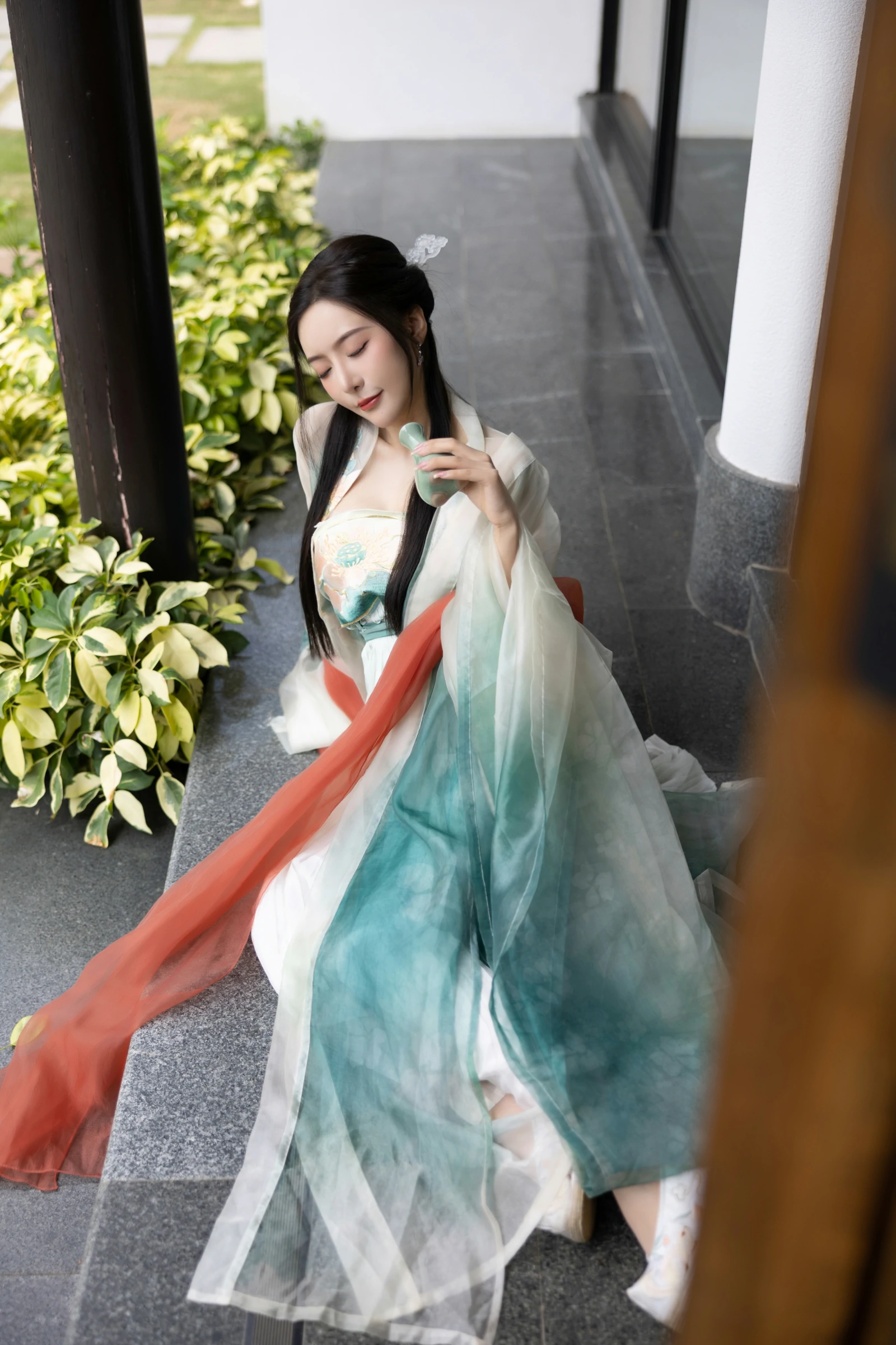 [秀人付费] 王馨瑶Yanni 诱人私拍福利 瀑布 绿色古装 第 23 张