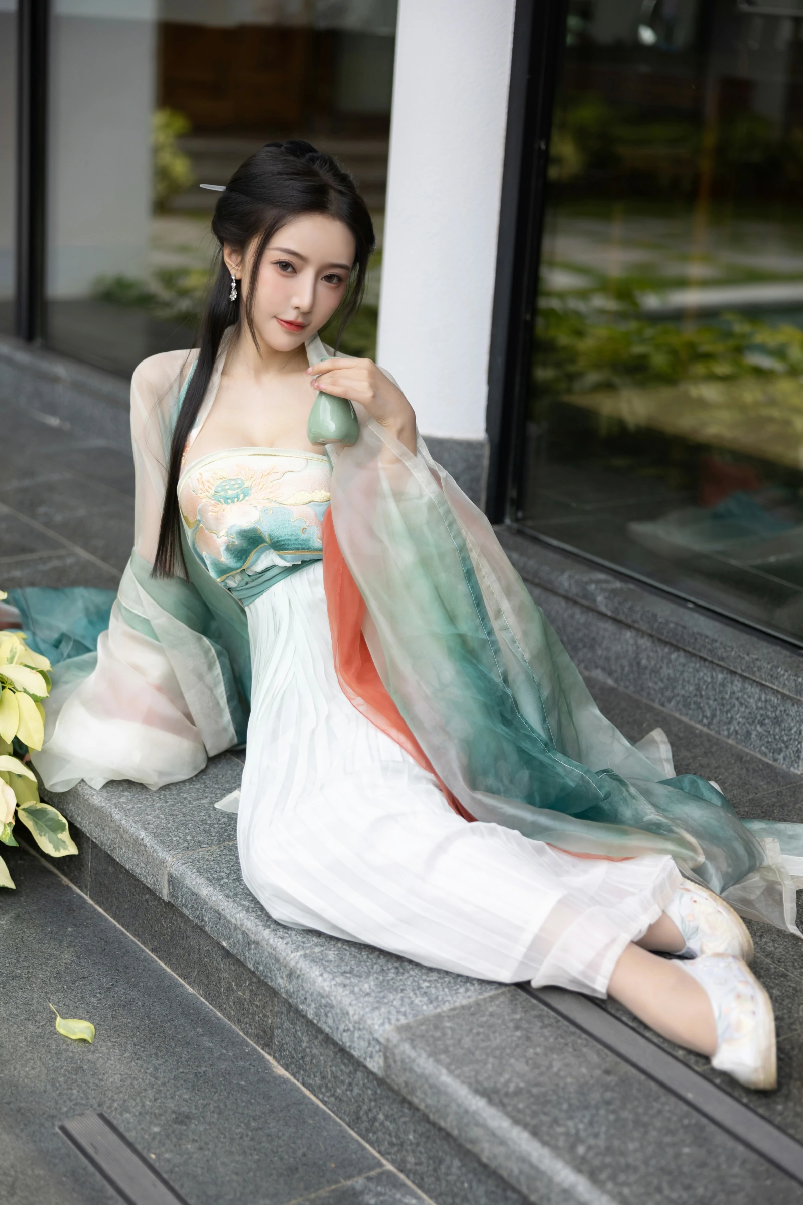 [秀人付费] 王馨瑶Yanni 诱人私拍福利 瀑布 绿色古装 第 24 张