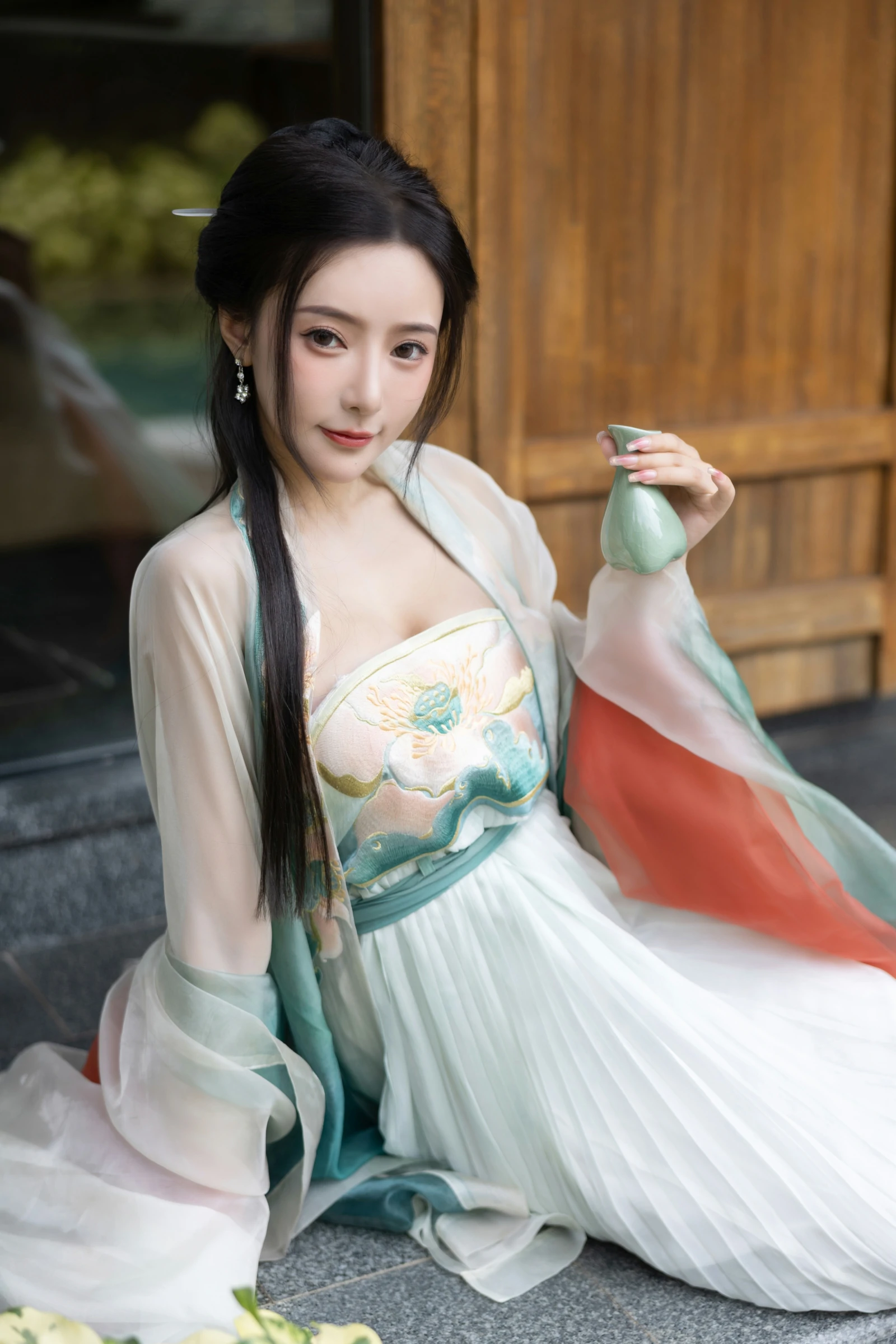 [秀人付费] 王馨瑶Yanni 诱人私拍福利 瀑布 绿色古装 第 25 张