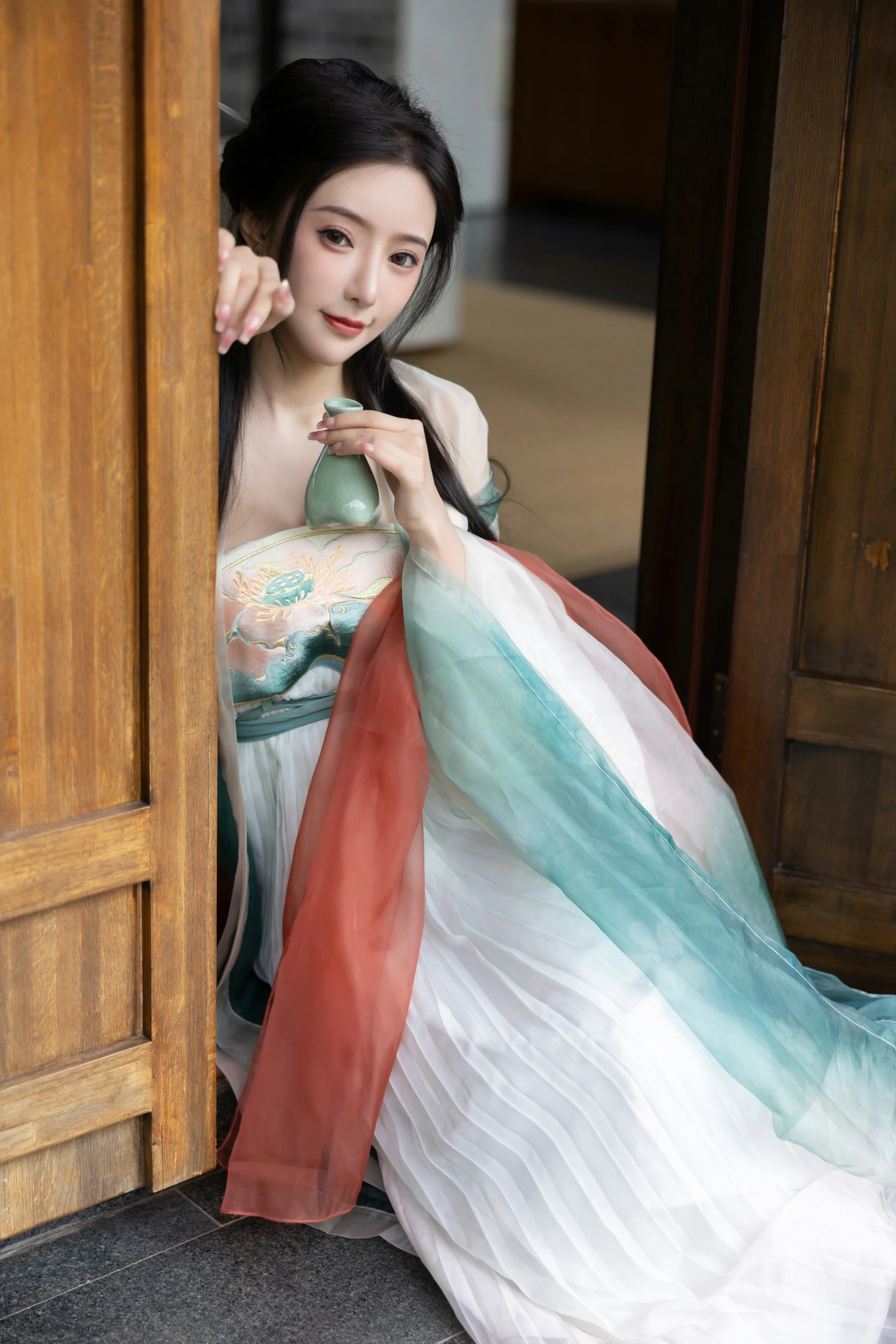 [秀人付费] 王馨瑶Yanni 诱人私拍福利 瀑布 绿色古装 第 29 张