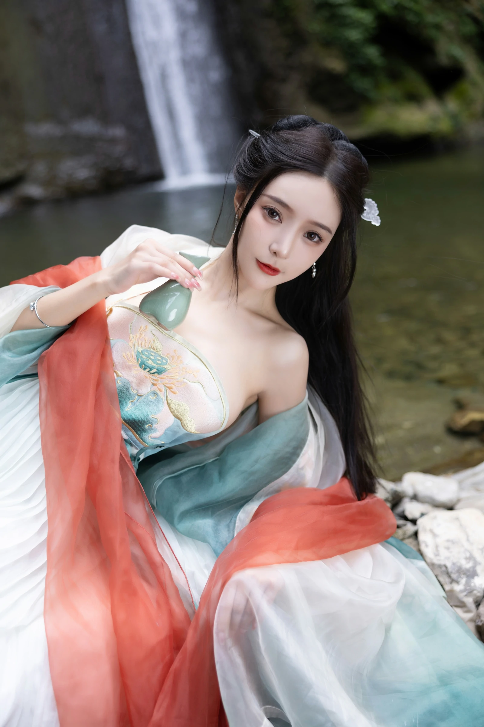 [秀人付费] 王馨瑶Yanni 诱人私拍福利 瀑布 绿色古装 第 3 张