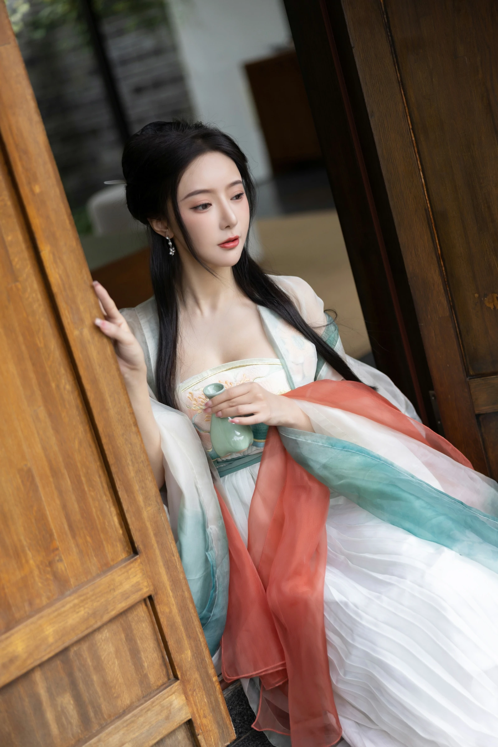[秀人付费] 王馨瑶Yanni 诱人私拍福利 瀑布 绿色古装 第 30 张